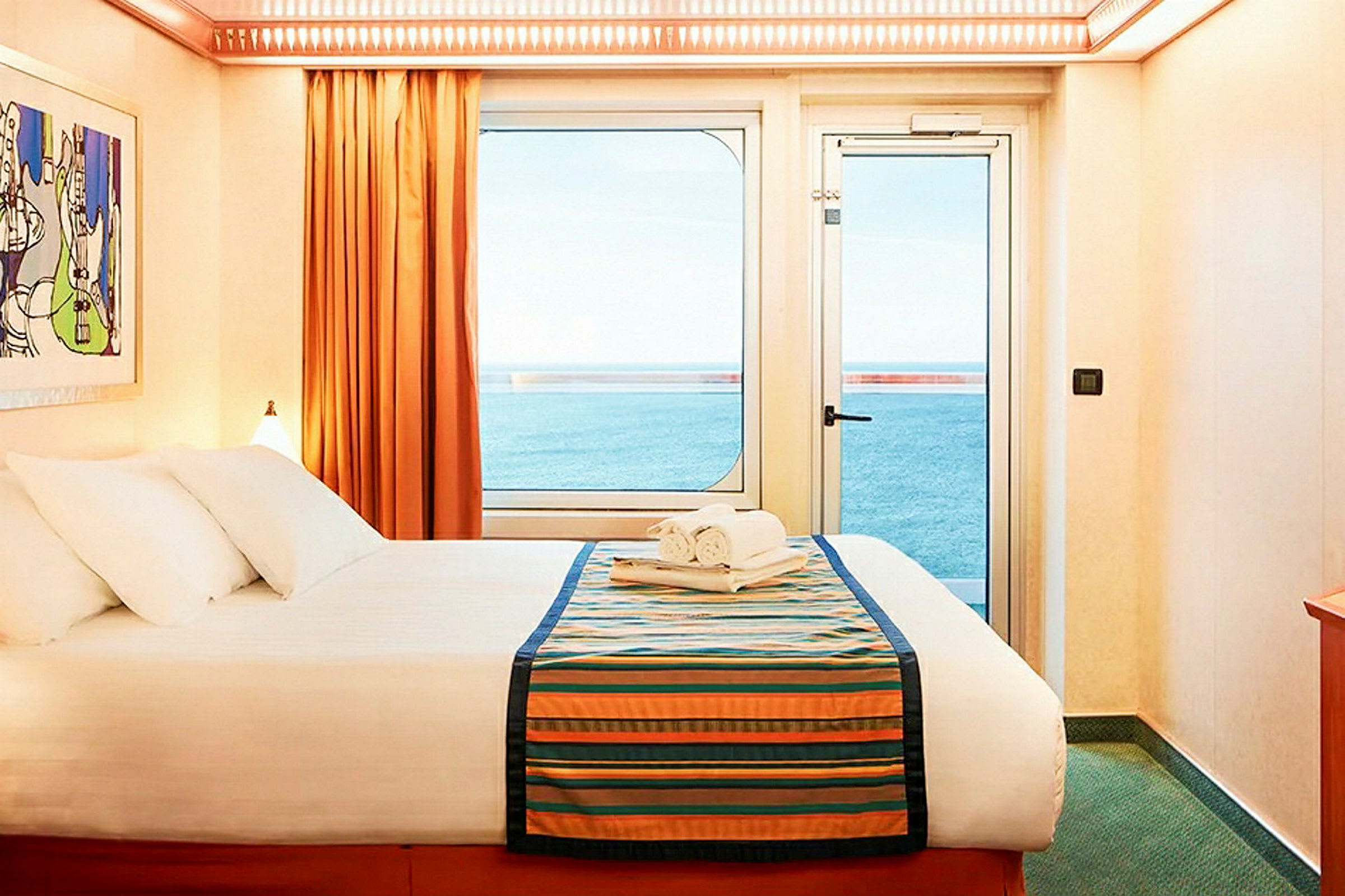 Innendørs bilde av et lyst hotellrom med en dobbeltseng, vindu og utsikt over havet. (AI-generert tekst)