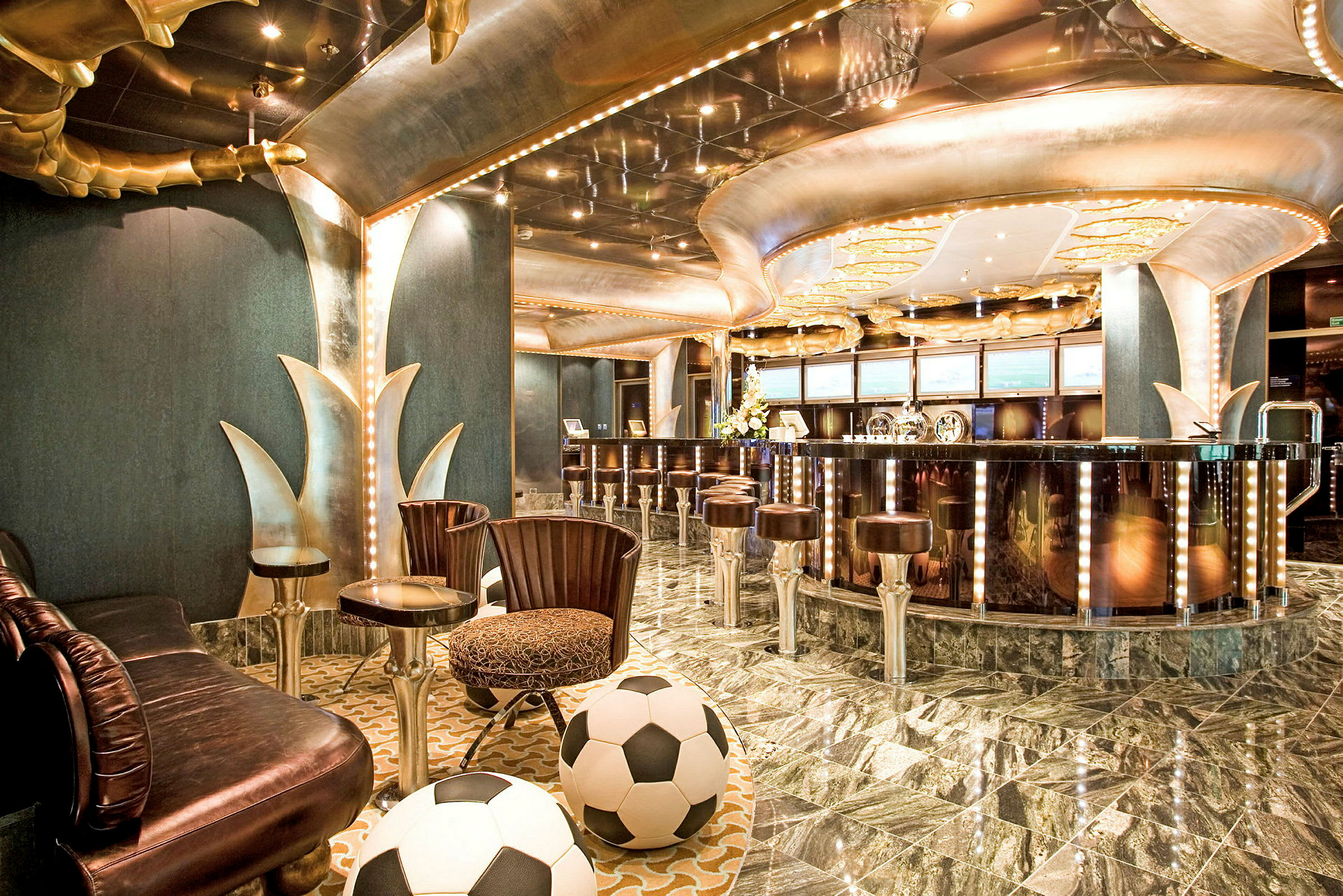 Interiør fra en bar med belysning og sitteplasser, samt to store fotballmotiver. (AI-generert tekst)