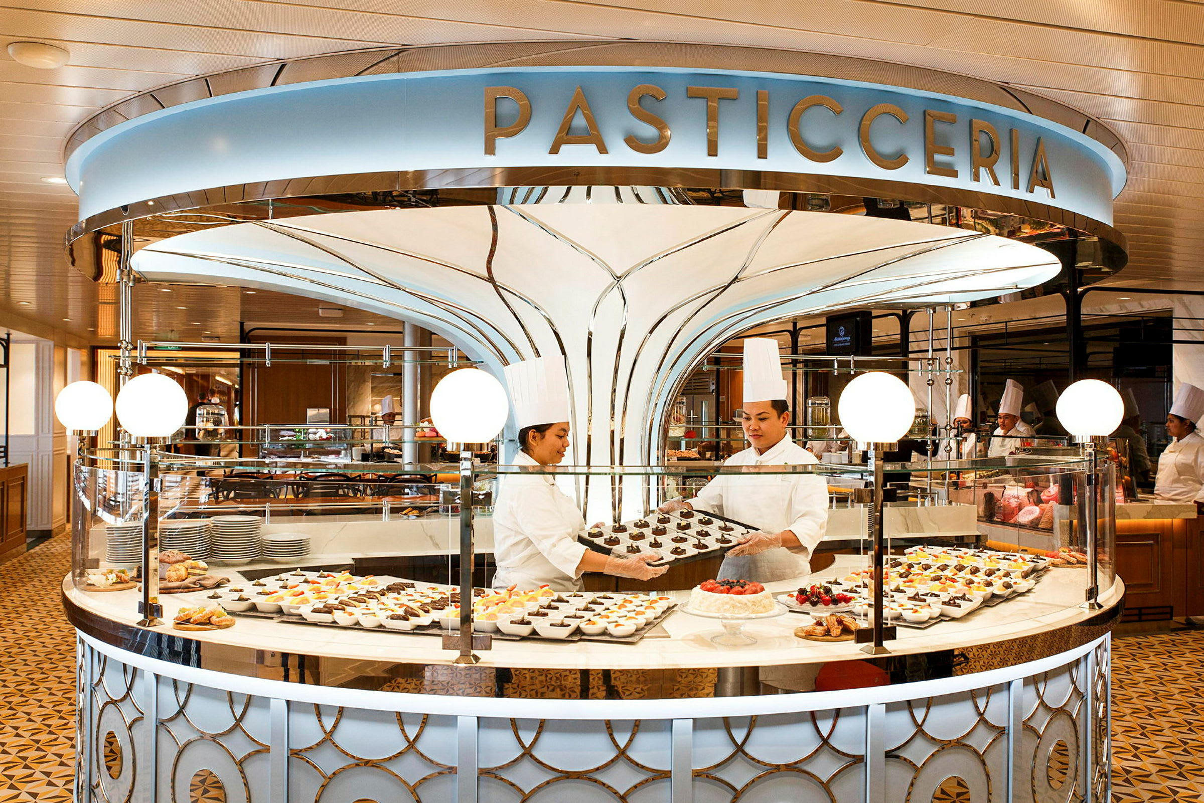 Bilde av et konditori med et skilt som sier 'Pasticceria'. To bakere i hvite kokkeuniformer står ved en disk fylt med forskjellige bakverk og desserter. (AI-generert tekst)