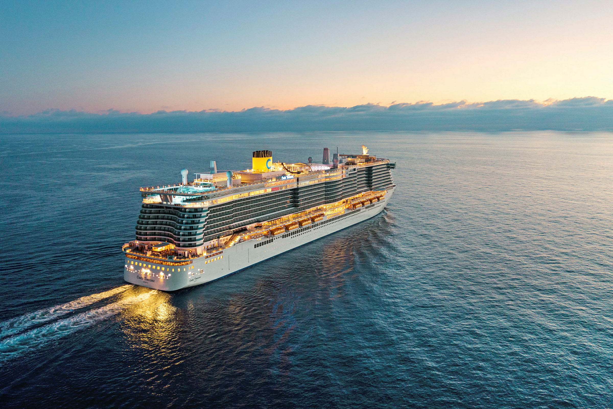 Et cruiseskip på sjøen under solnedgang. (AI-generert tekst)
