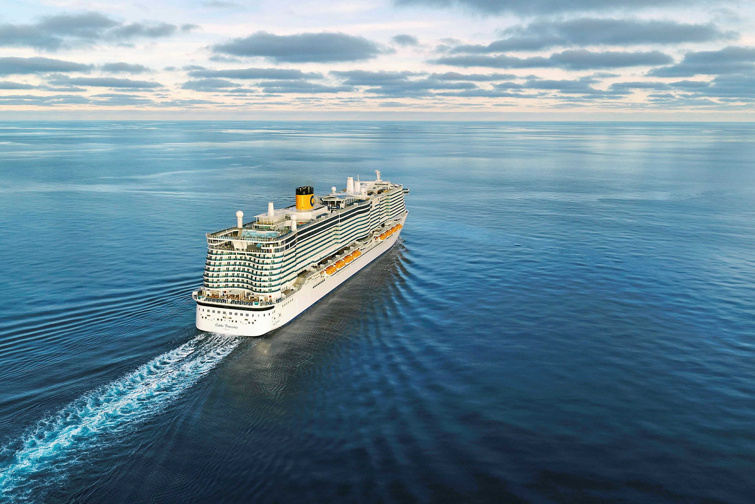 Bilde av et cruiseskip som seiler på sjøen. (AI-generert tekst)