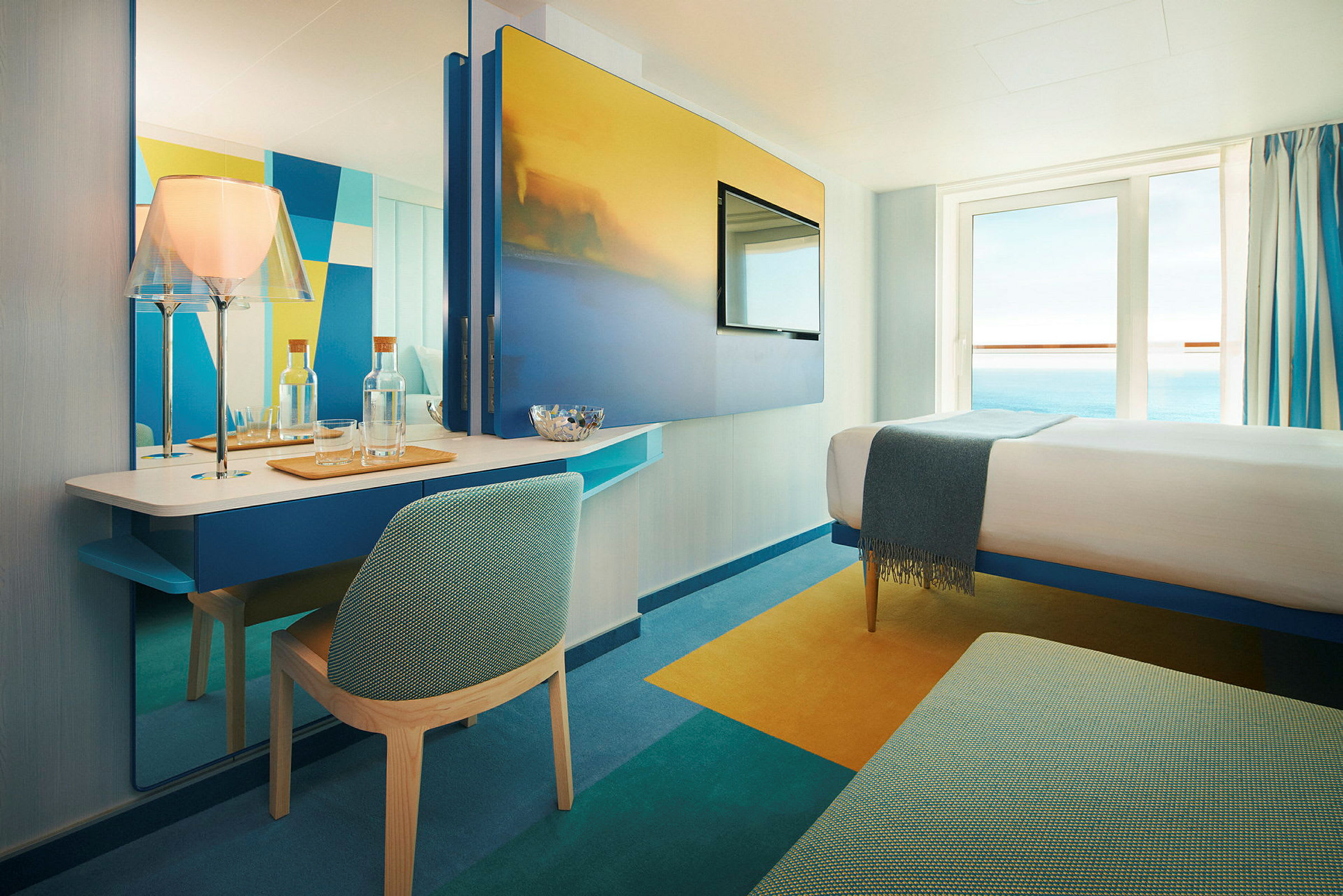 Moderne innredet hotellrom med skrivebord, TV og seng. (AI-generert tekst)