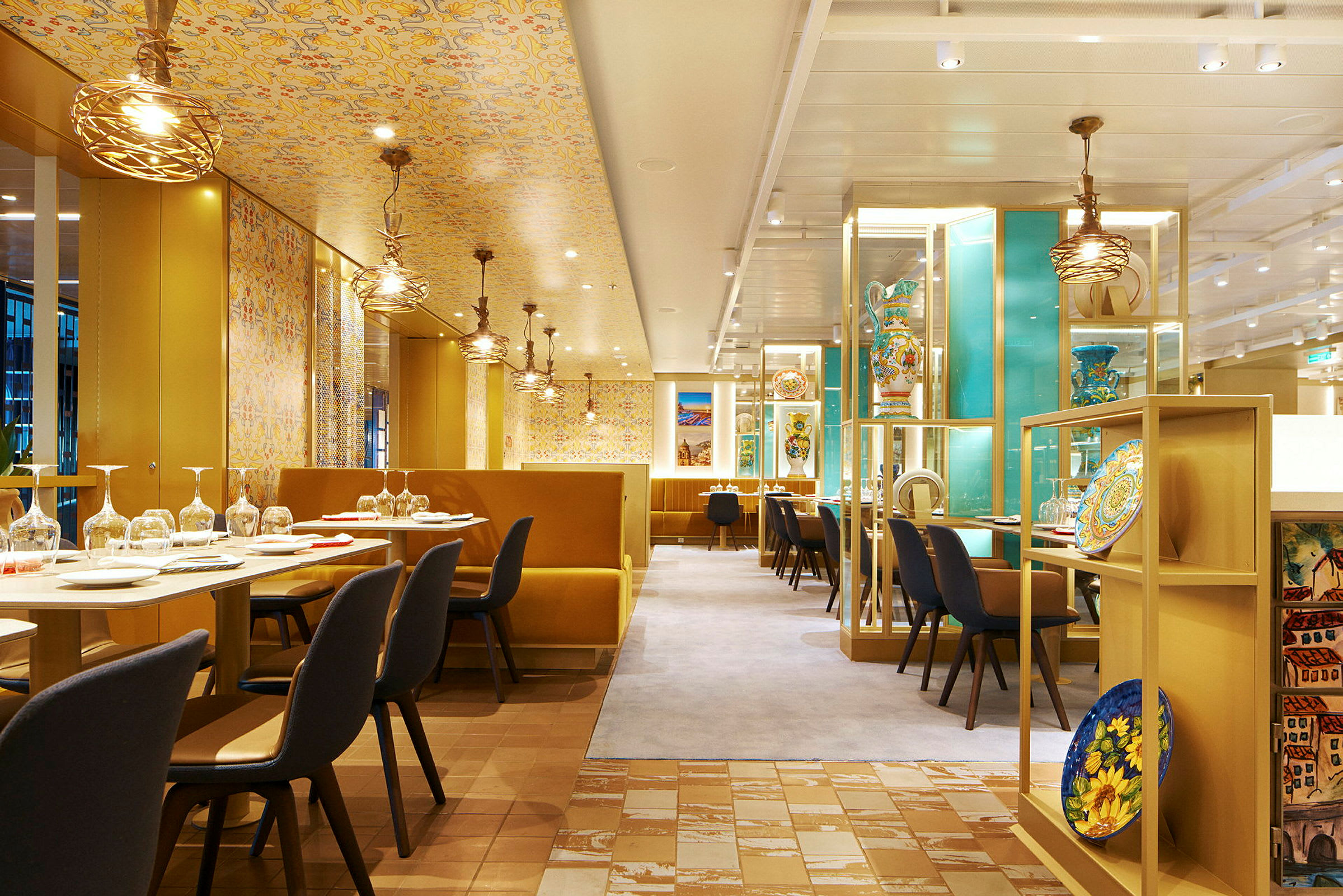 Restaurant med bord og stoler, elegant innredning med belysning og dekorasjoner. (AI-generert tekst)