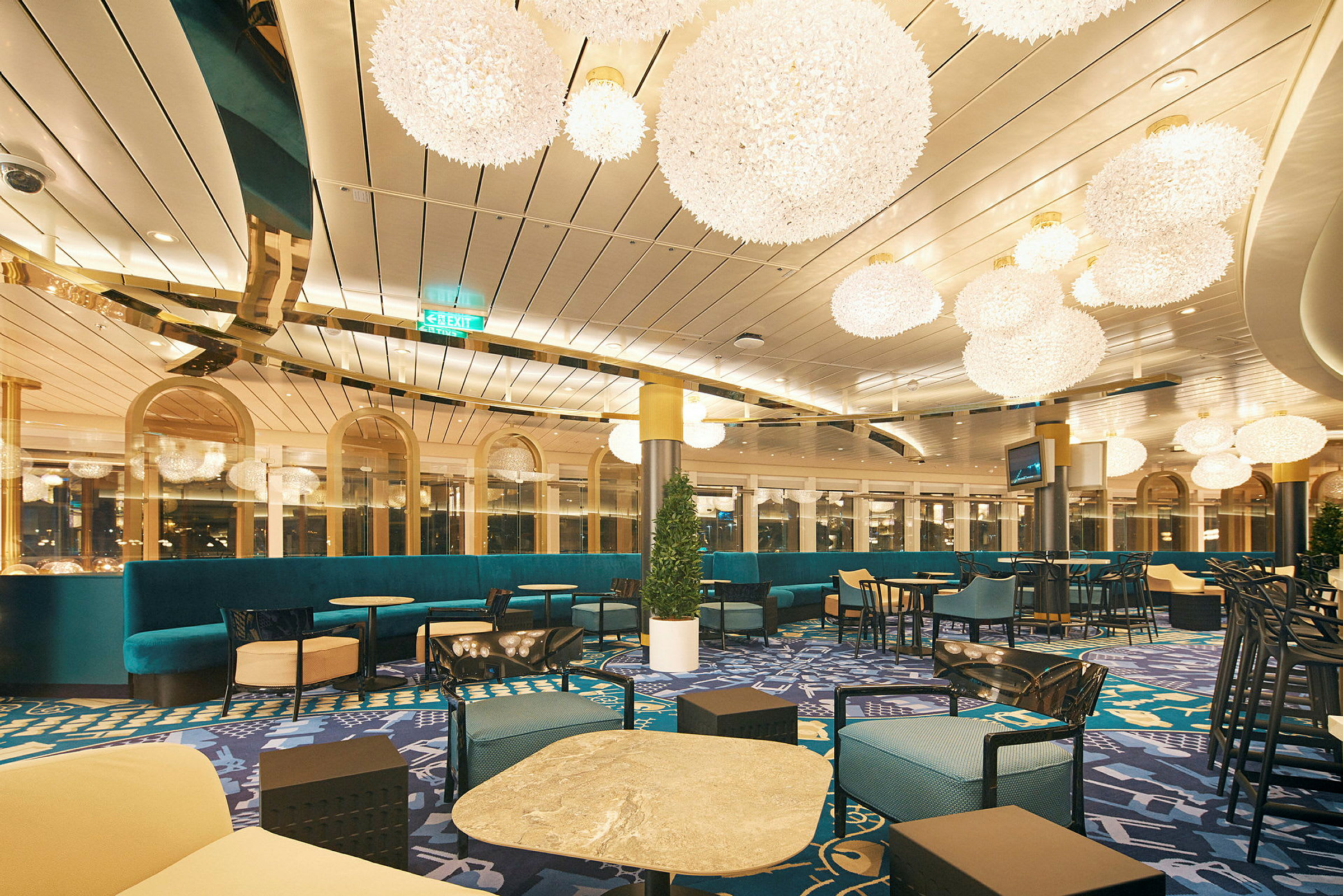 En elegant lounge med sittegrupper og store lysekroner. (AI-generert tekst)