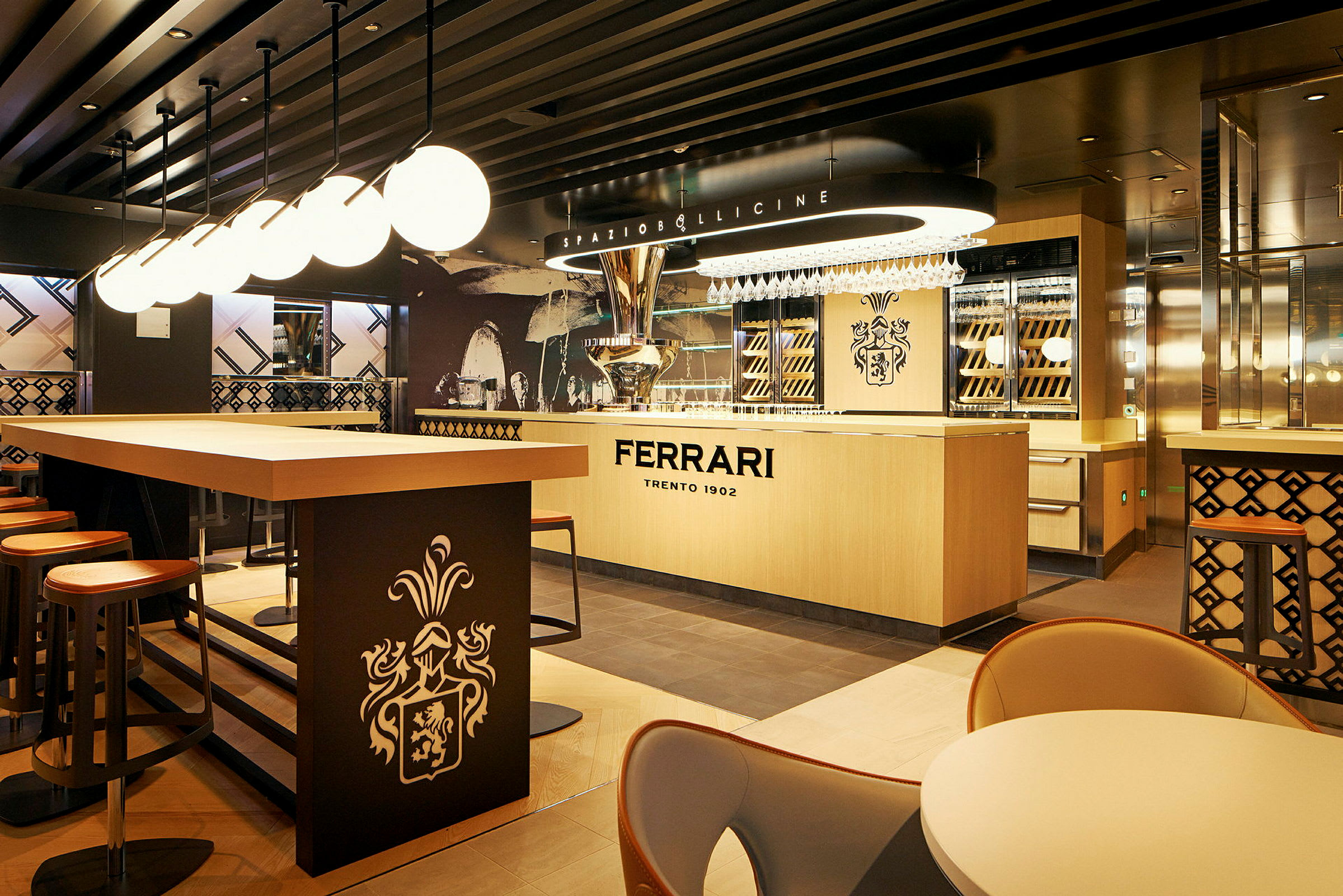 Et stilrent restaurantinteriør med en bardisk merket "Ferrari Trento 1902", omgitt av moderne trebord og stoler. (AI-generert tekst)
