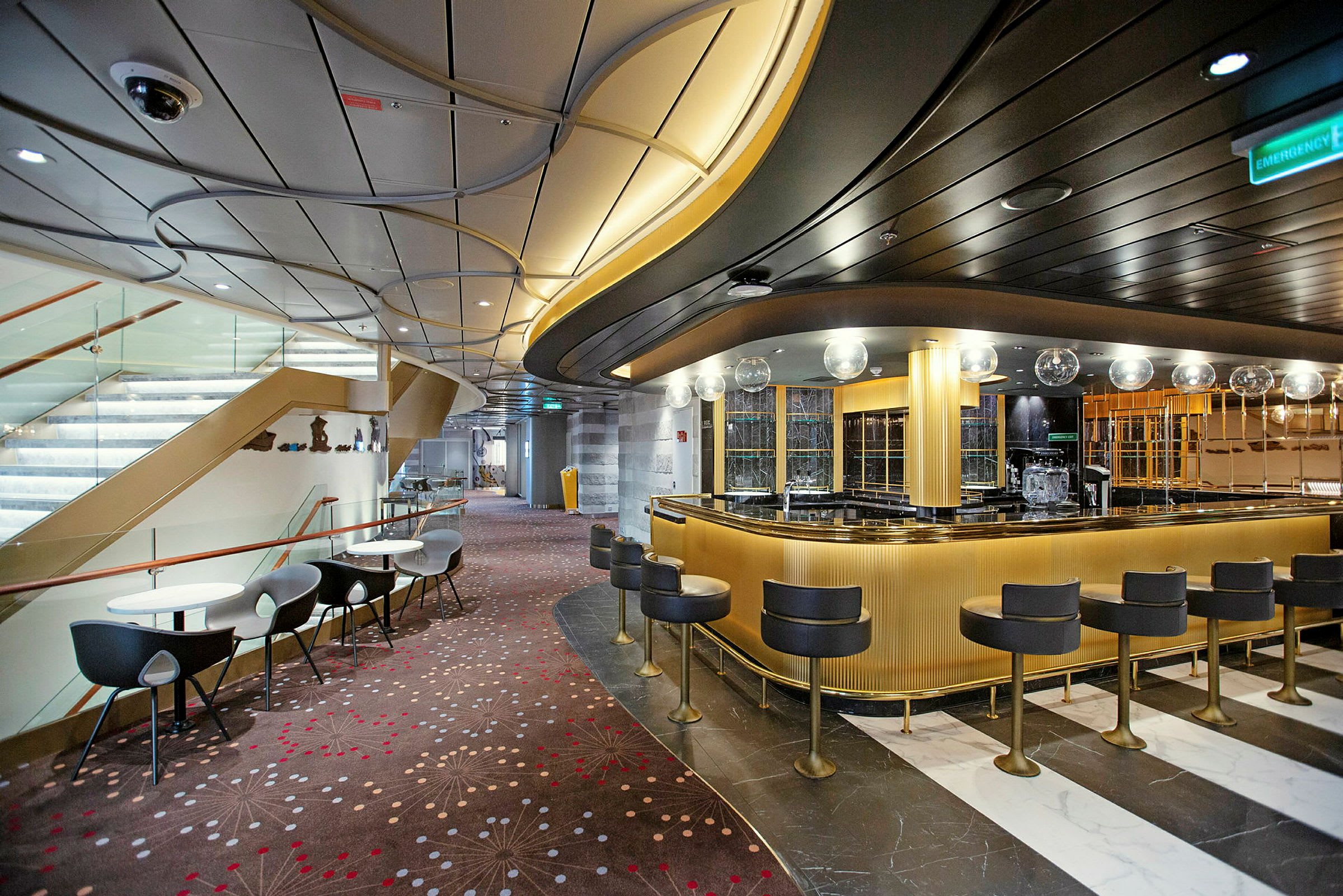 Interiørbilde av en elegant bar og loungeområde med moderne møbler og stilren atmosfære. (AI-generert tekst)
