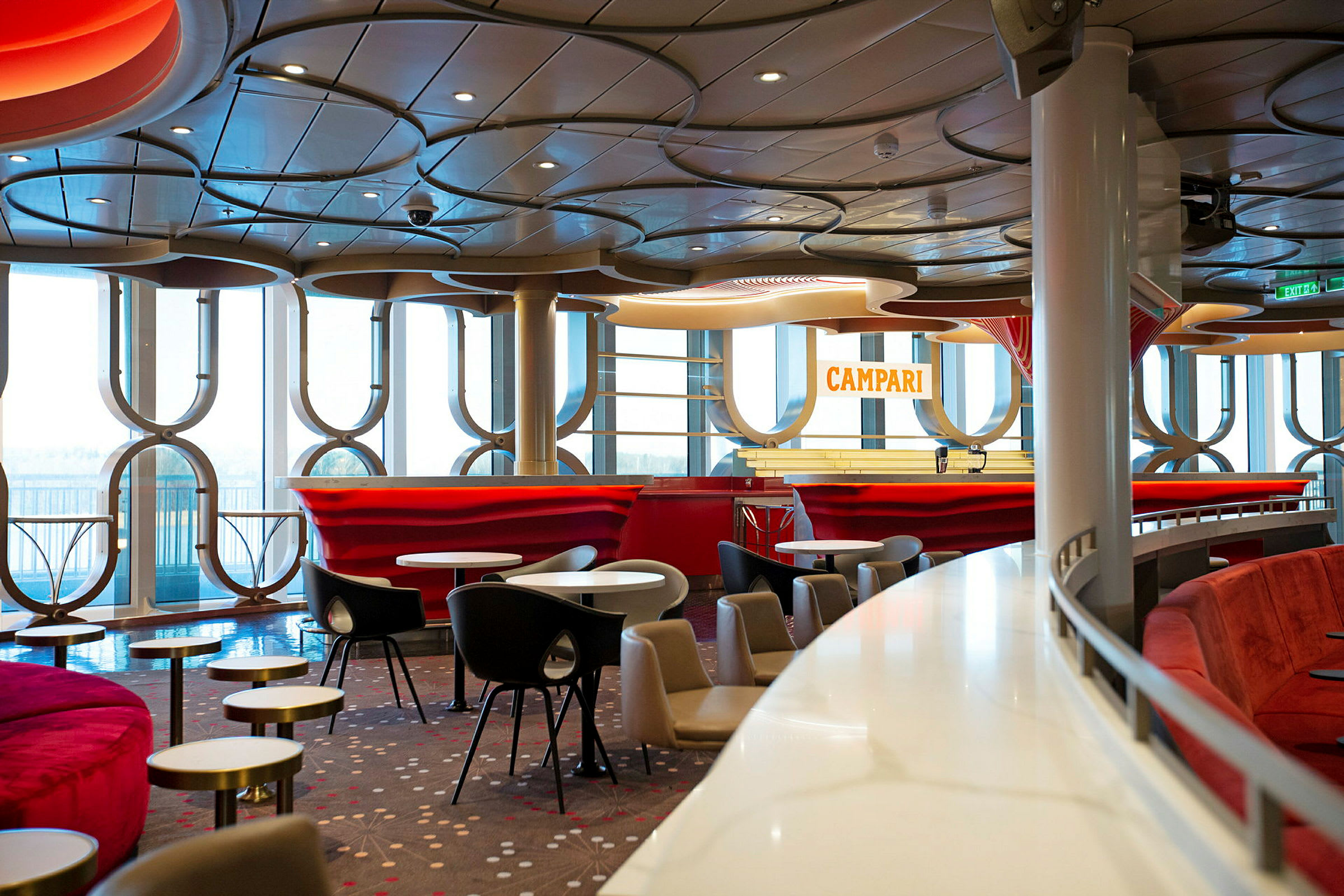 Interiør av en moderne bar med dekorativt interiør og sitteplasser. (AI-generert tekst)