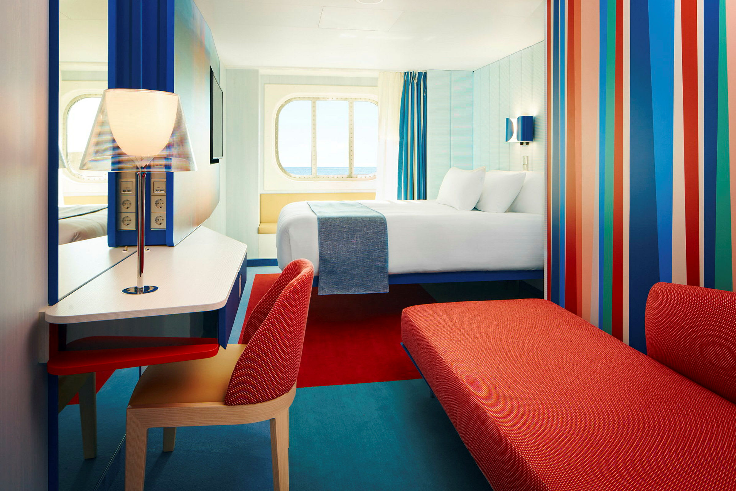 Moderne hotellrom med fargerik innredning og seng. (AI-generert tekst)
