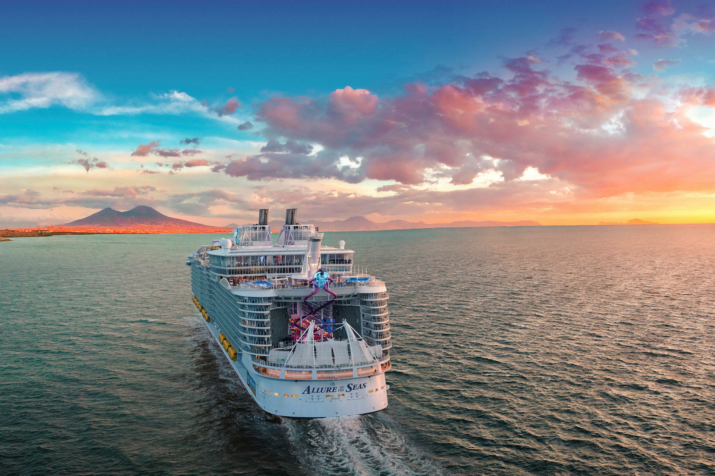 Et cruiseskip på havet, med en fjellkyst i bakgrunnen ved solnedgang. (AI-generert tekst)