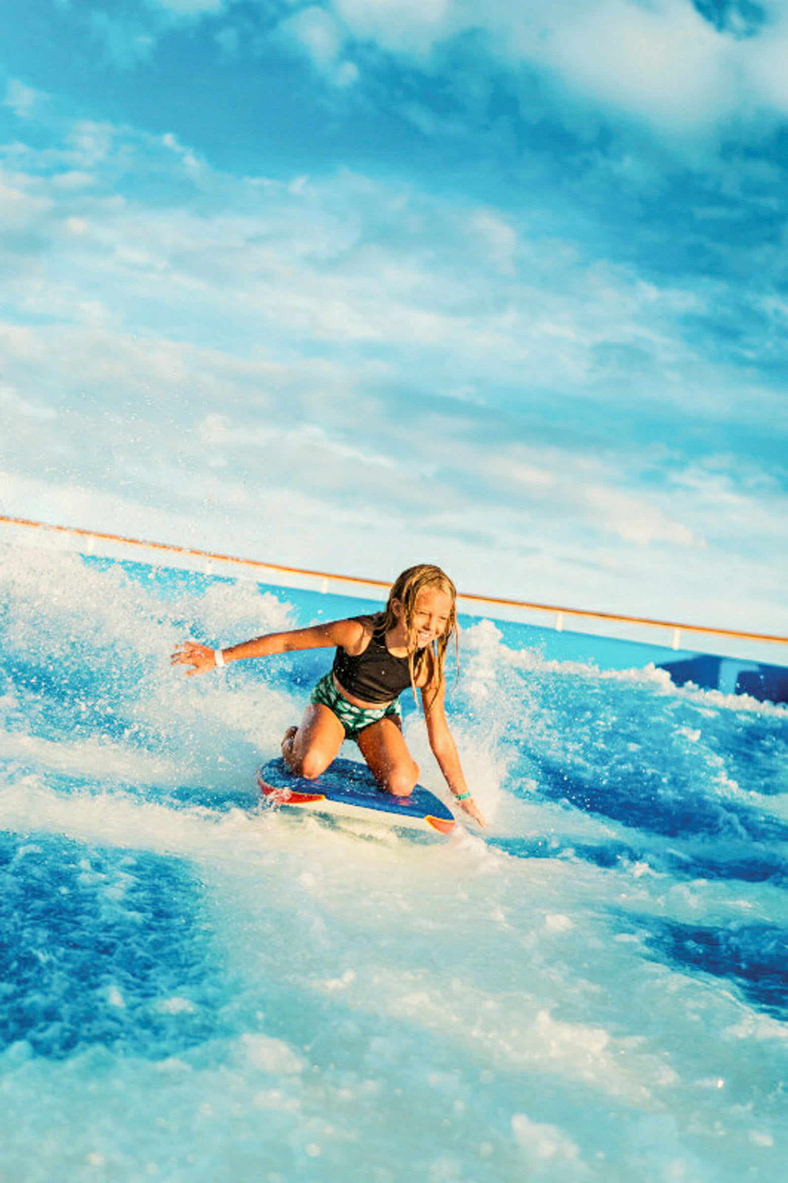 Person surfer på en bølge med blå himmel i bakgrunnen. (AI-generert tekst)