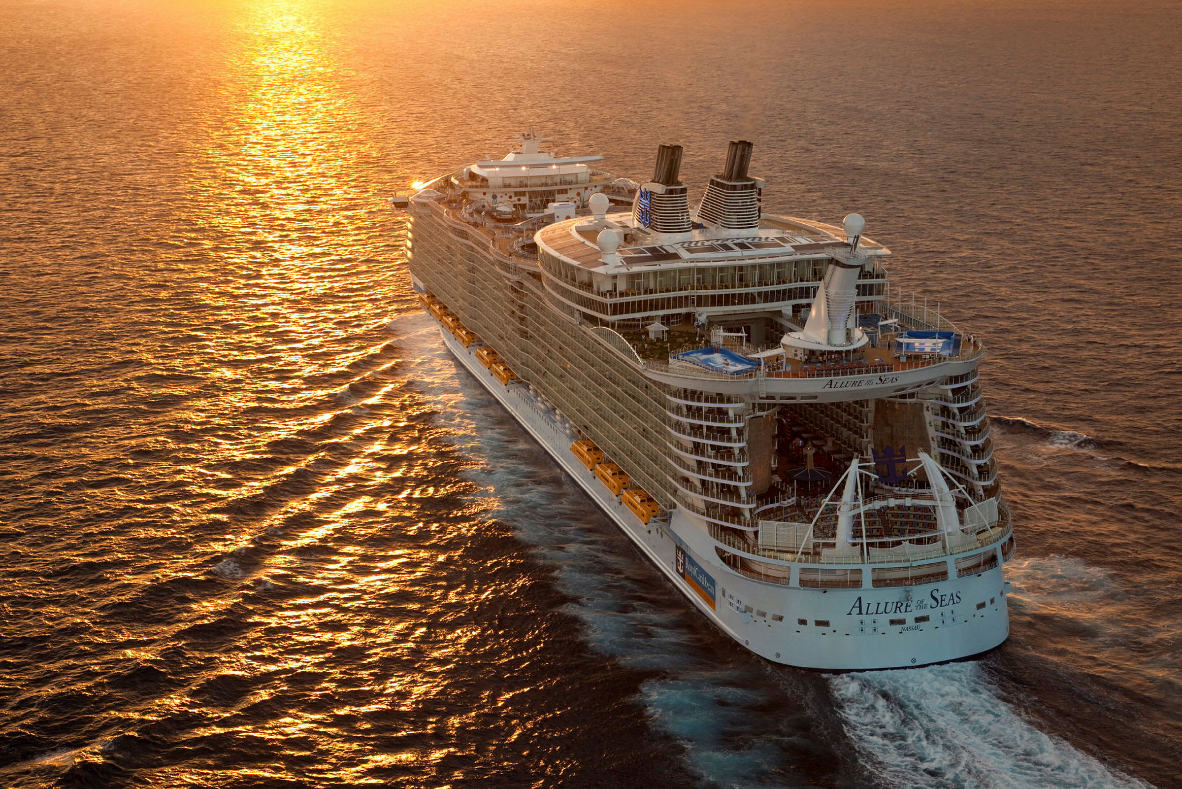 Et cruiseskip som seiler ved solnedgang. (AI-generert tekst)