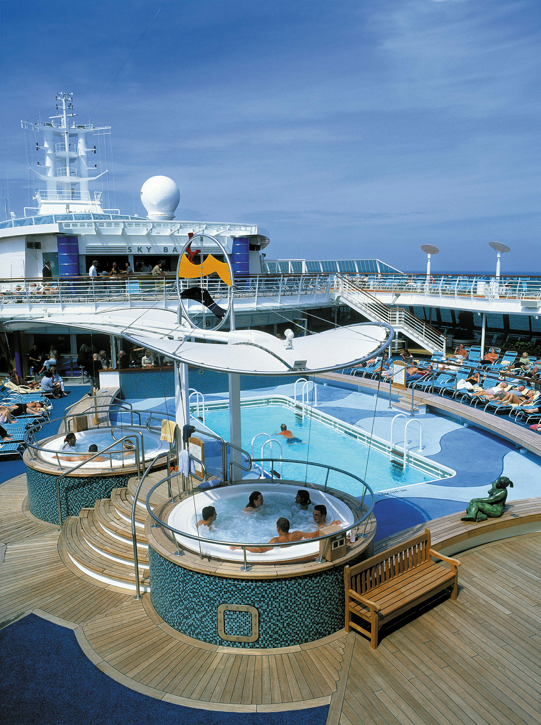 Bassengområde på et cruiseskip med boblebad, svømmebasseng og soldekk. (AI-generert tekst)