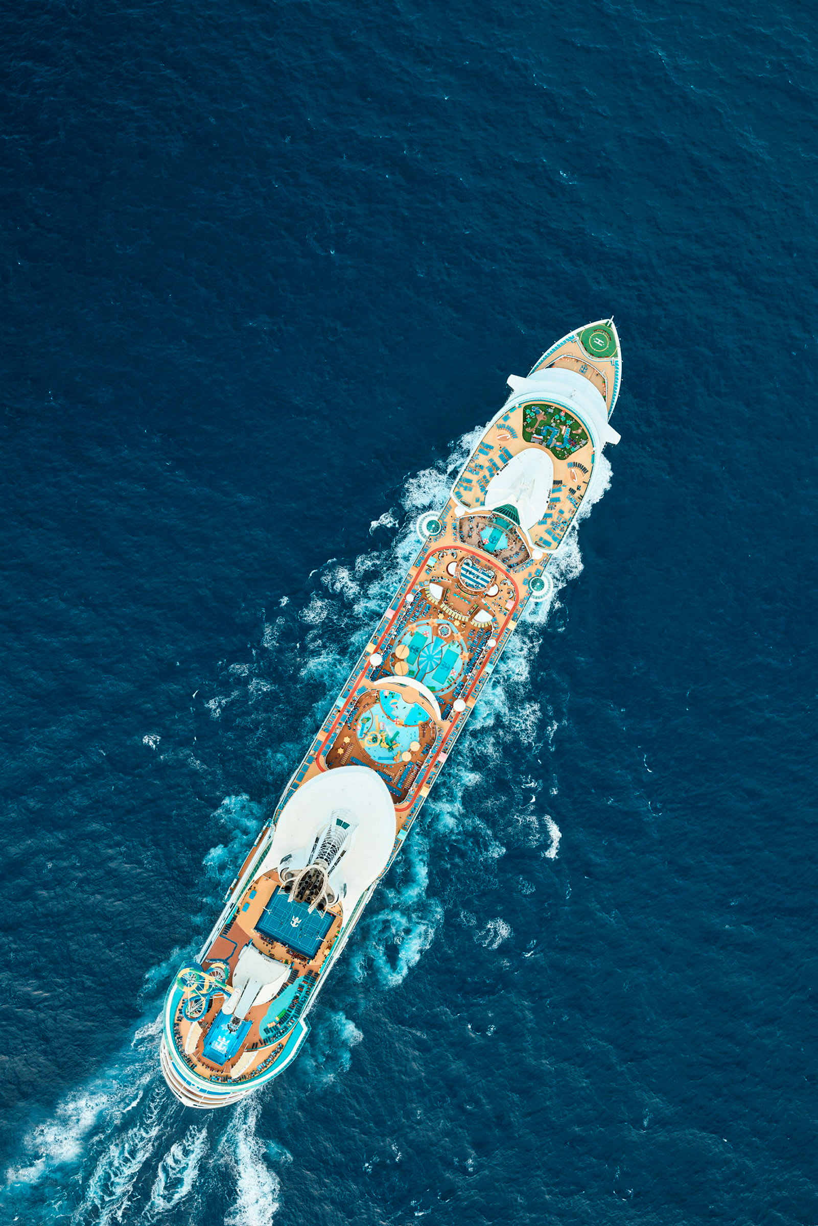 Luftfoto av et cruiseskip på havet. (AI-generert tekst)