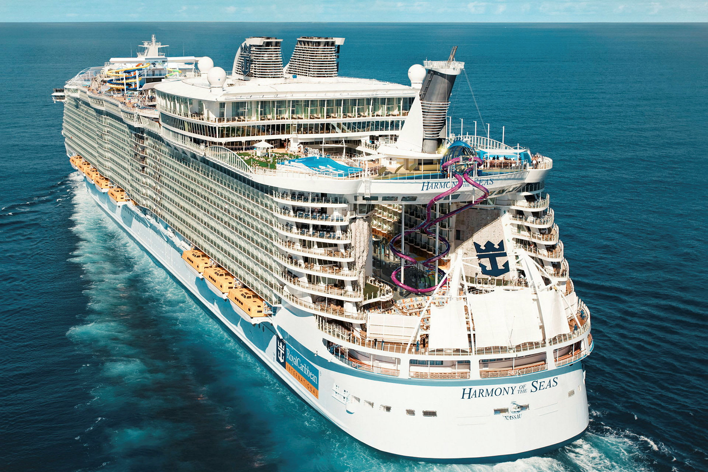 Cruiseskipet Harmony of the Seas på åpent hav. (AI-generert tekst)