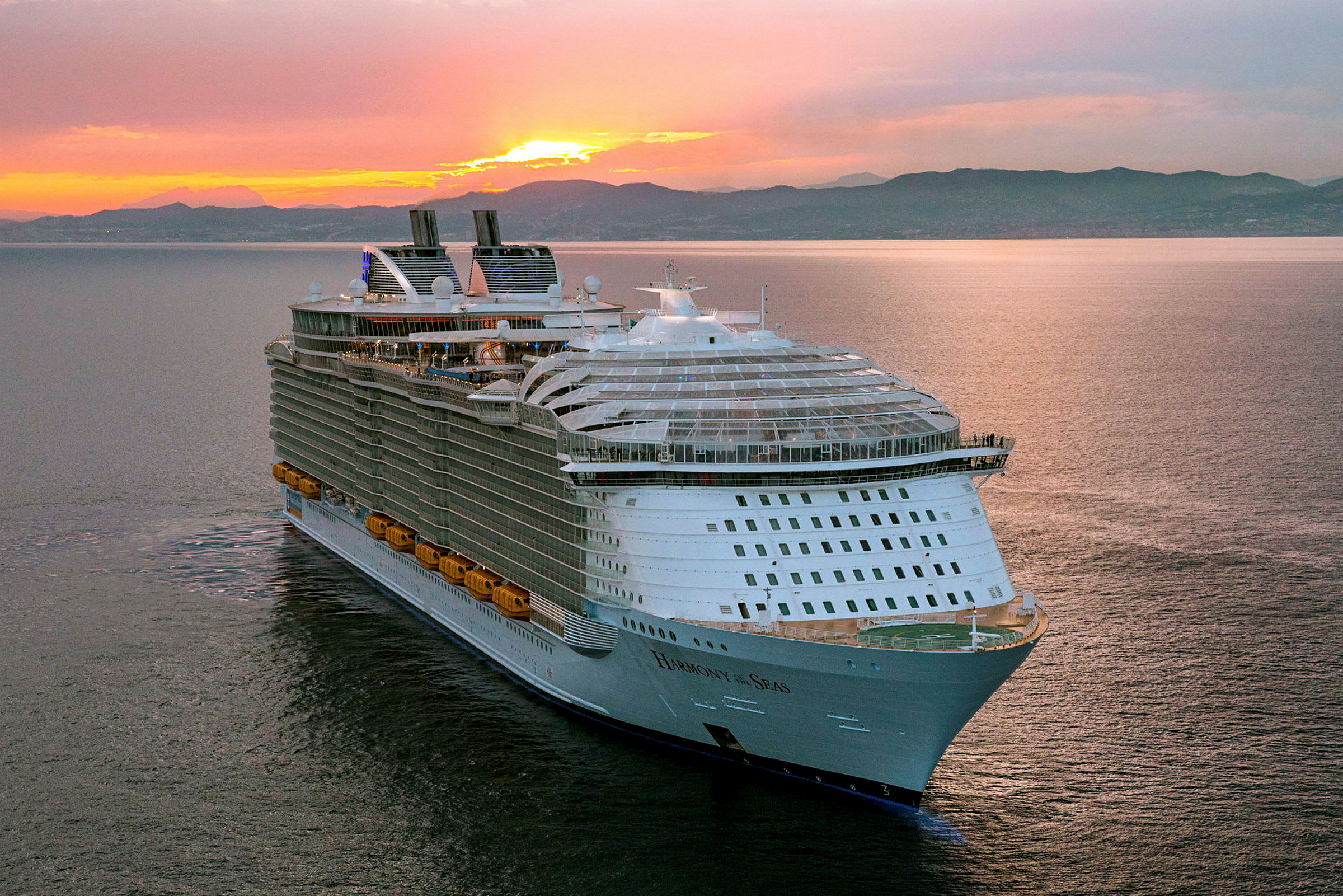Et stort cruiseskip seiler på åpent vann ved solnedgang. (AI-generert tekst)