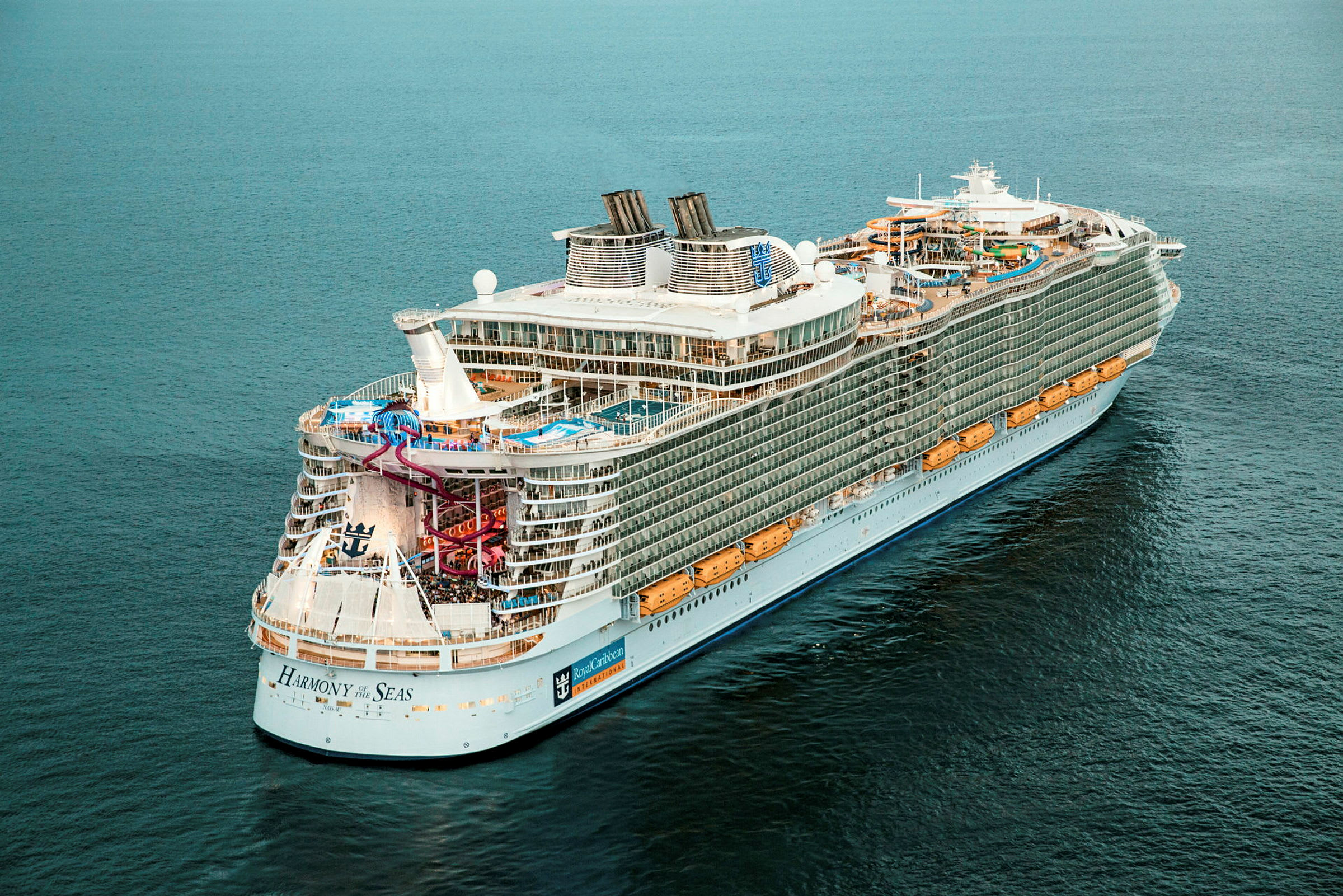 Et stort cruiseskip som seiler på åpent vann. (AI-generert tekst)