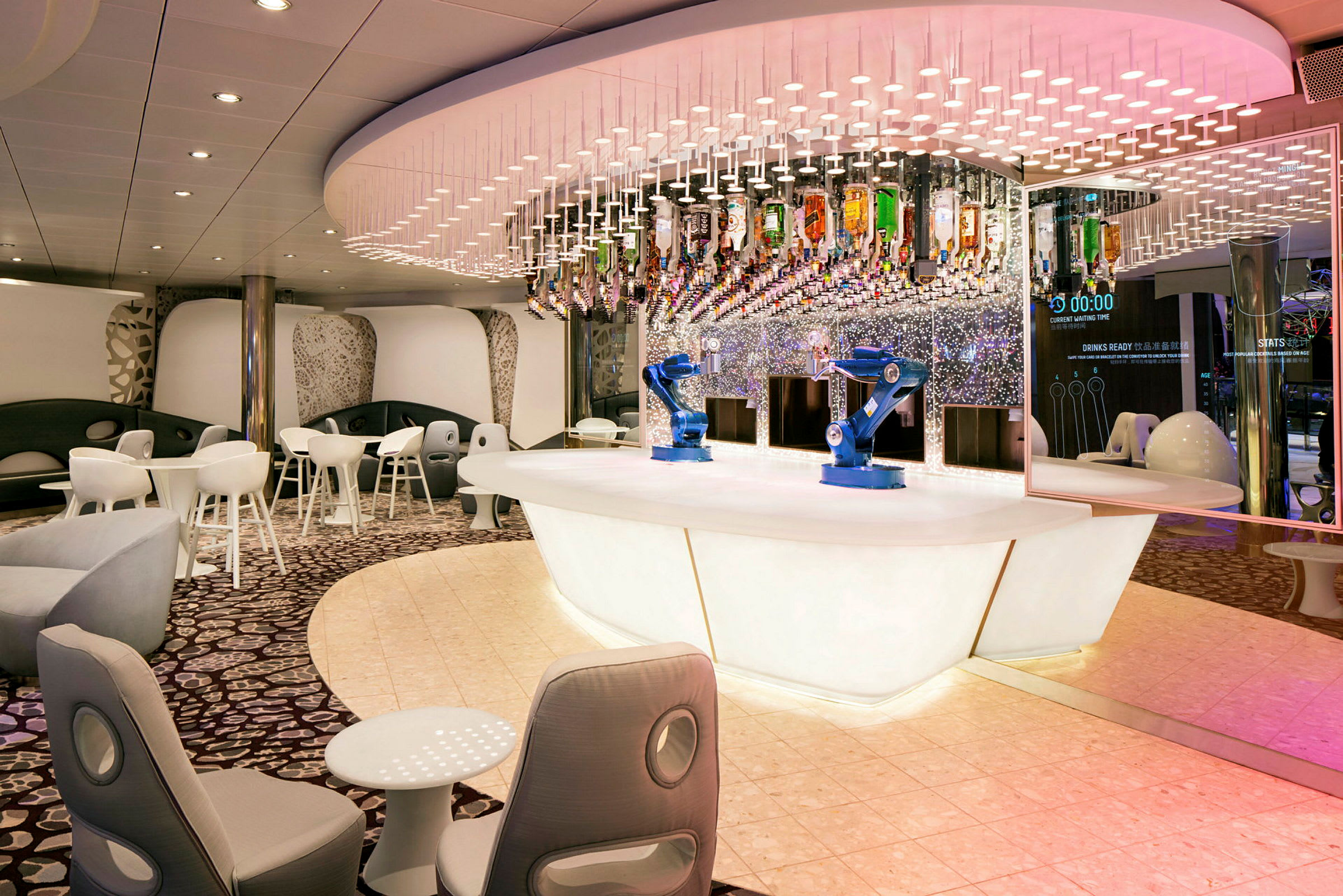 Et moderne område med en bar og sitteplasser, dekorert med speil og innovative detaljer som to blå robotarmer ved bardisken. (AI-generert tekst)