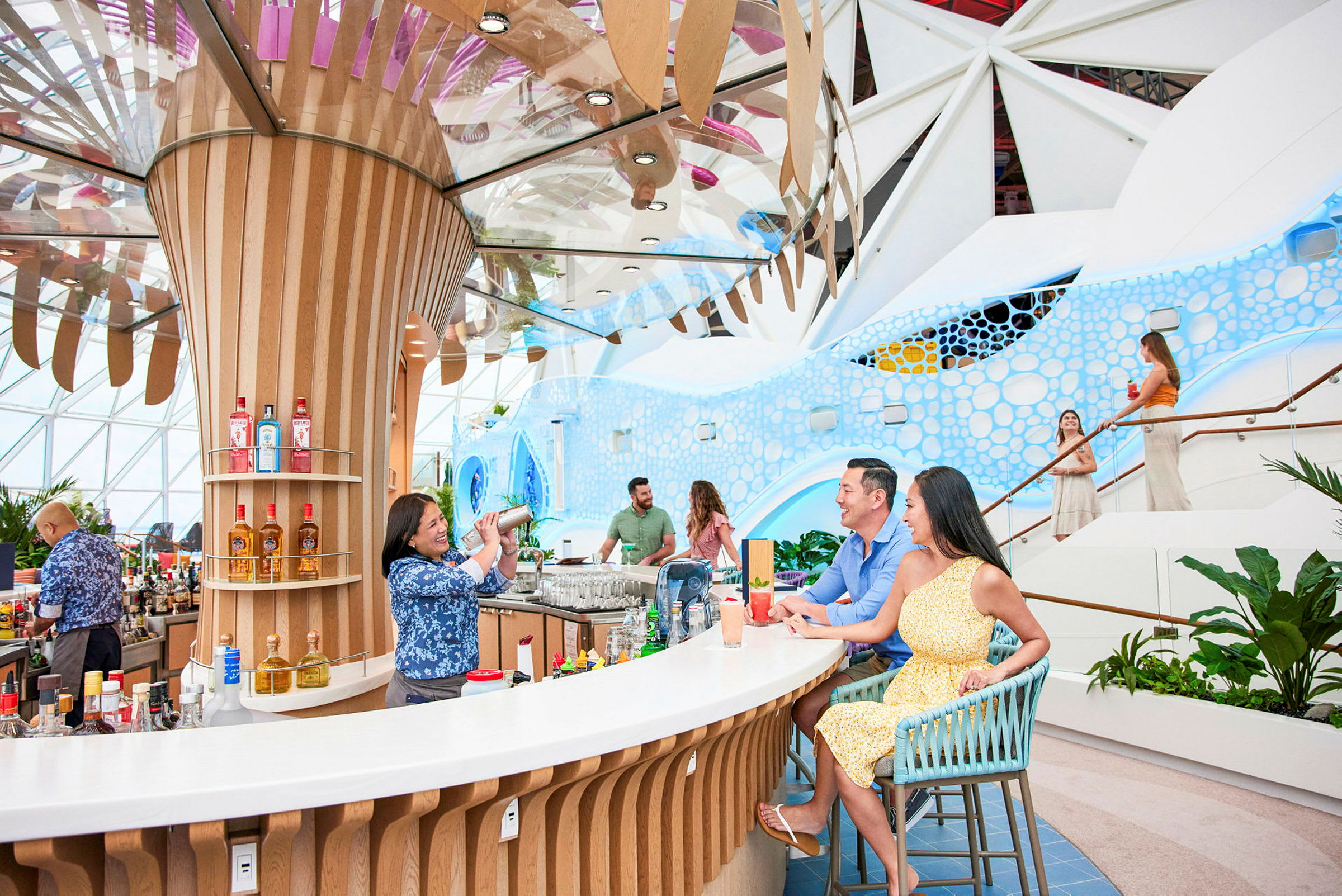 En moderne designet bar med folk som nyter drinkene sine og bartenderen som blander en cocktail. (AI-generert tekst)