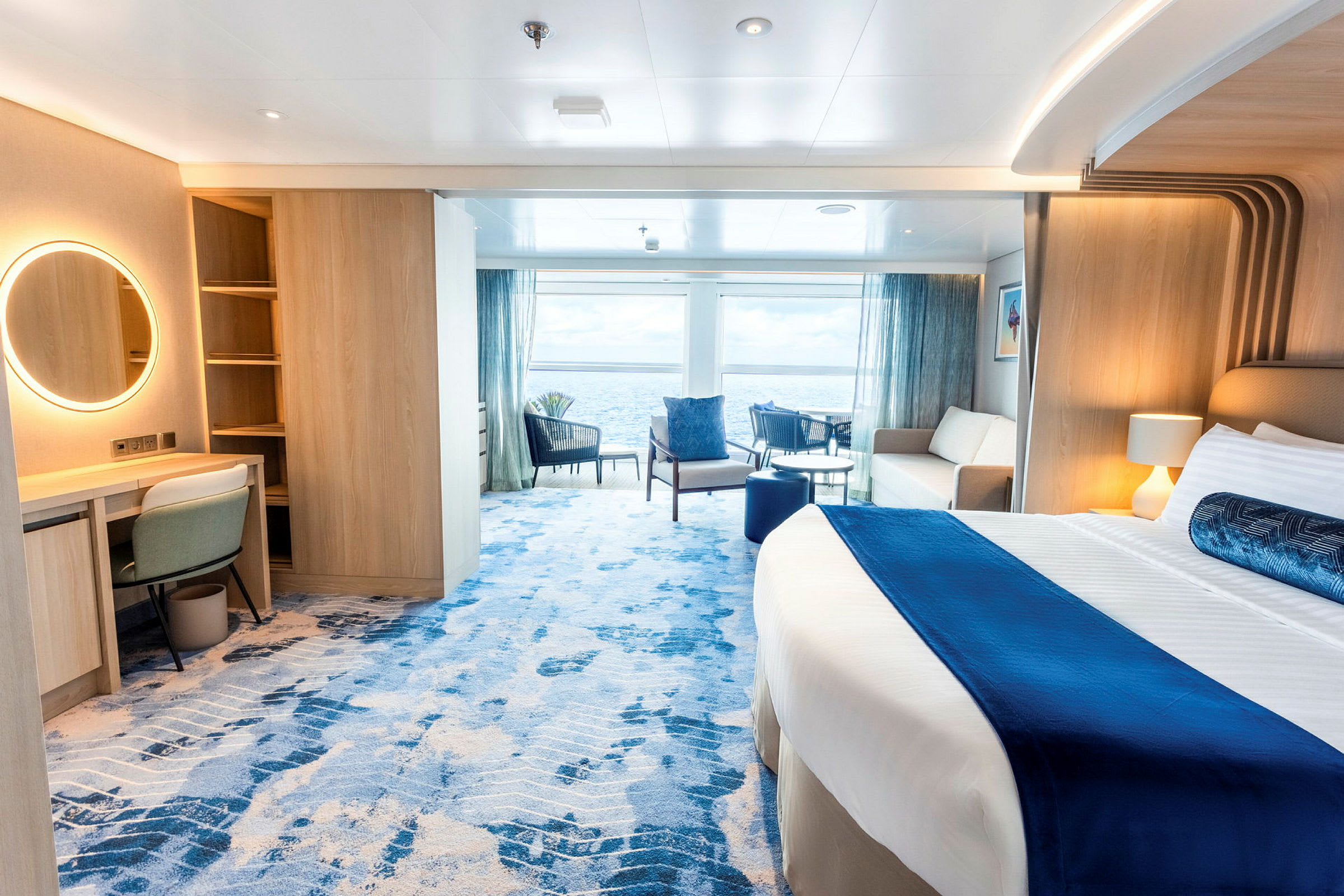 Hotellrom med utsikt over havet, møblert med seng, sofa og skrivebord. (AI-generert tekst)