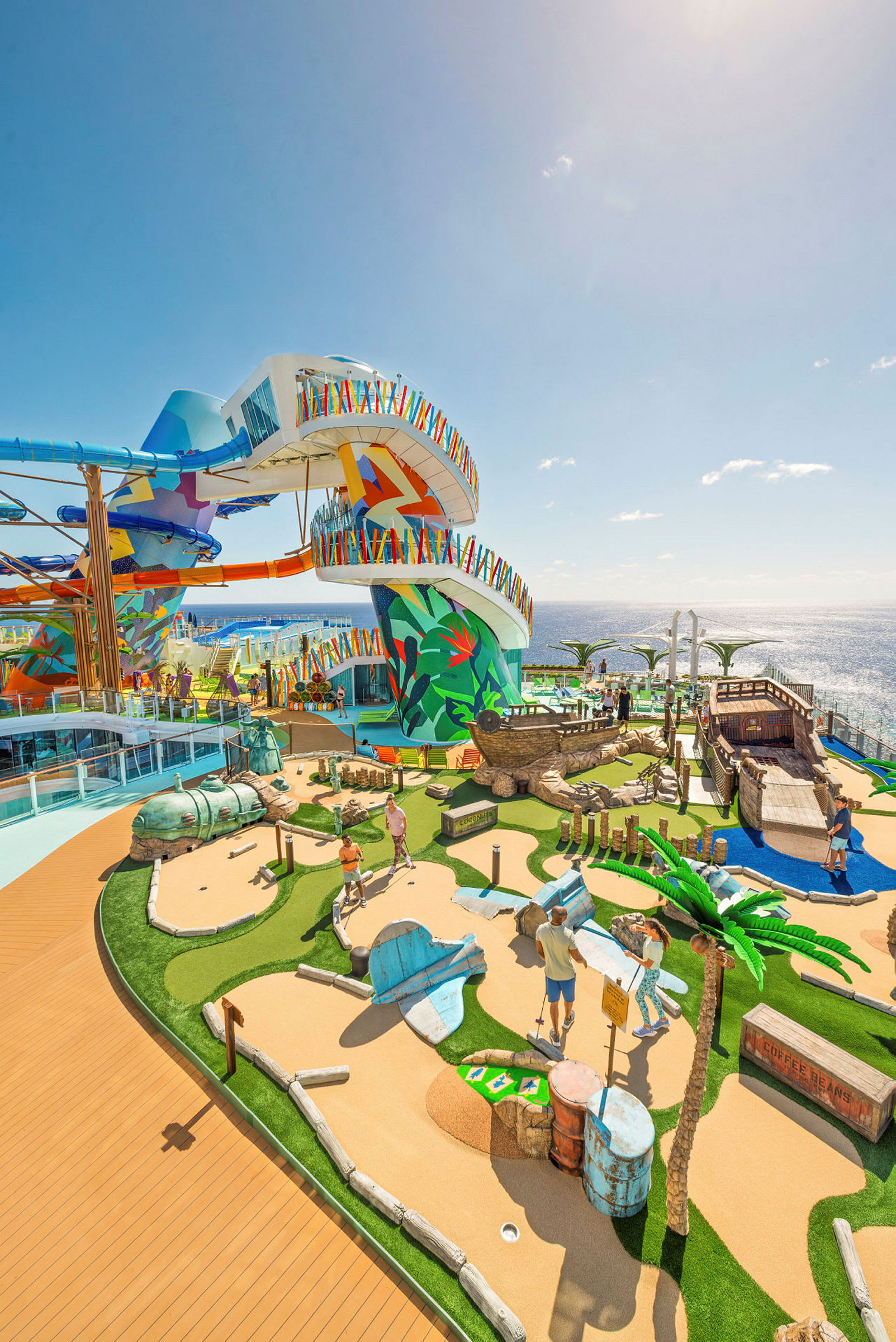 Vannpark med bassenger, sklier og minigolfbane på cruiseskip. (AI-generert tekst)