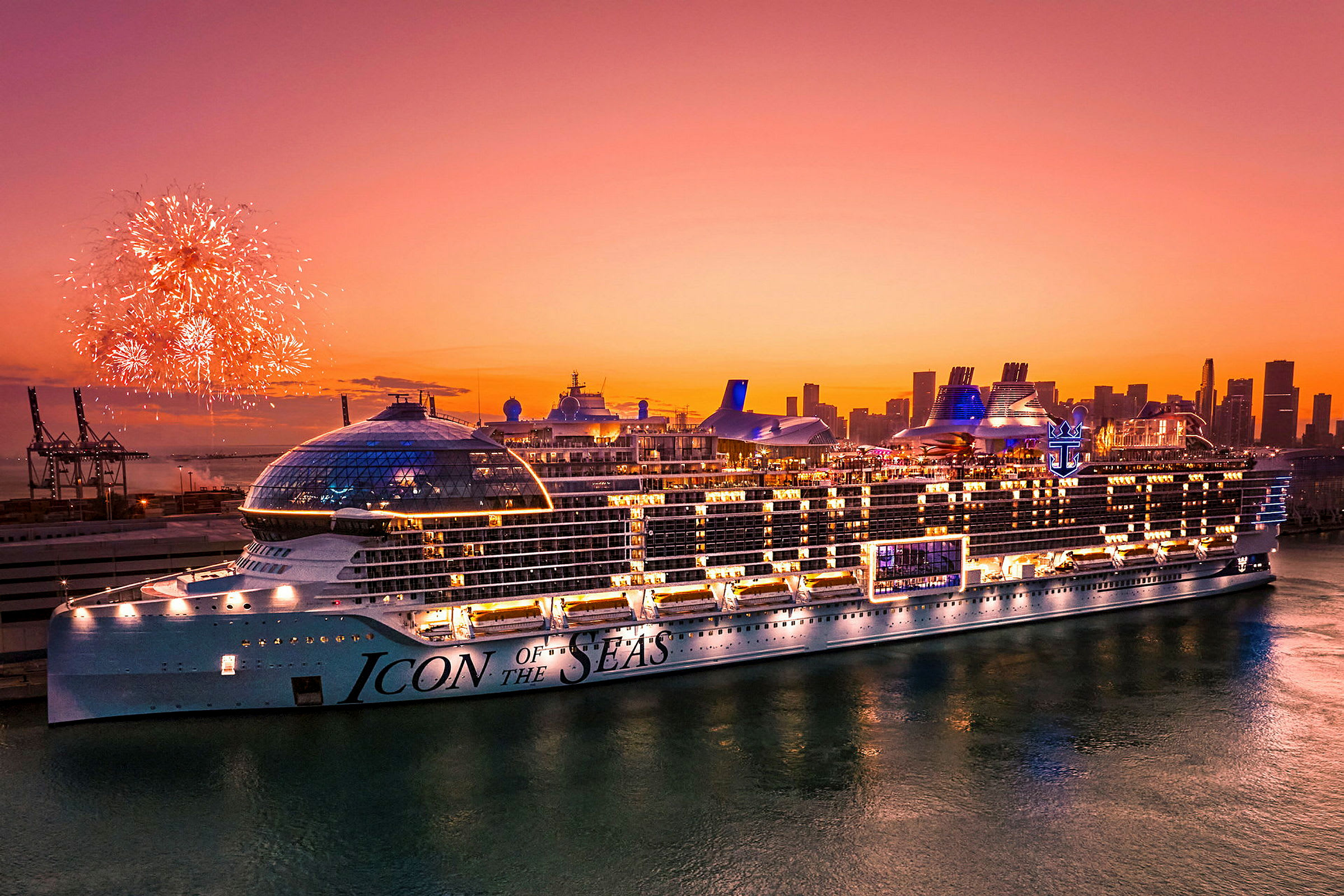 Et stort cruiseskip med navnet 'Icon of the Seas' synlig mot en solnedgang, mens fyrverkeri lyser opp nattehimmelen. (AI-generert tekst)