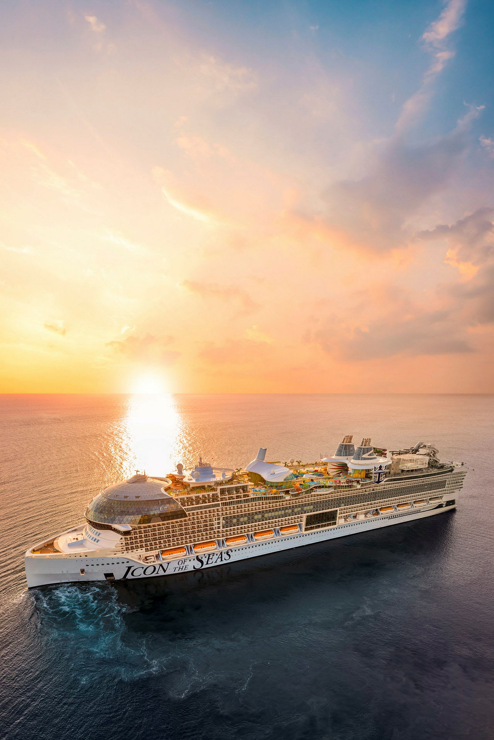 Cruiseskip på havet mot en solnedgang. (AI-generert tekst)