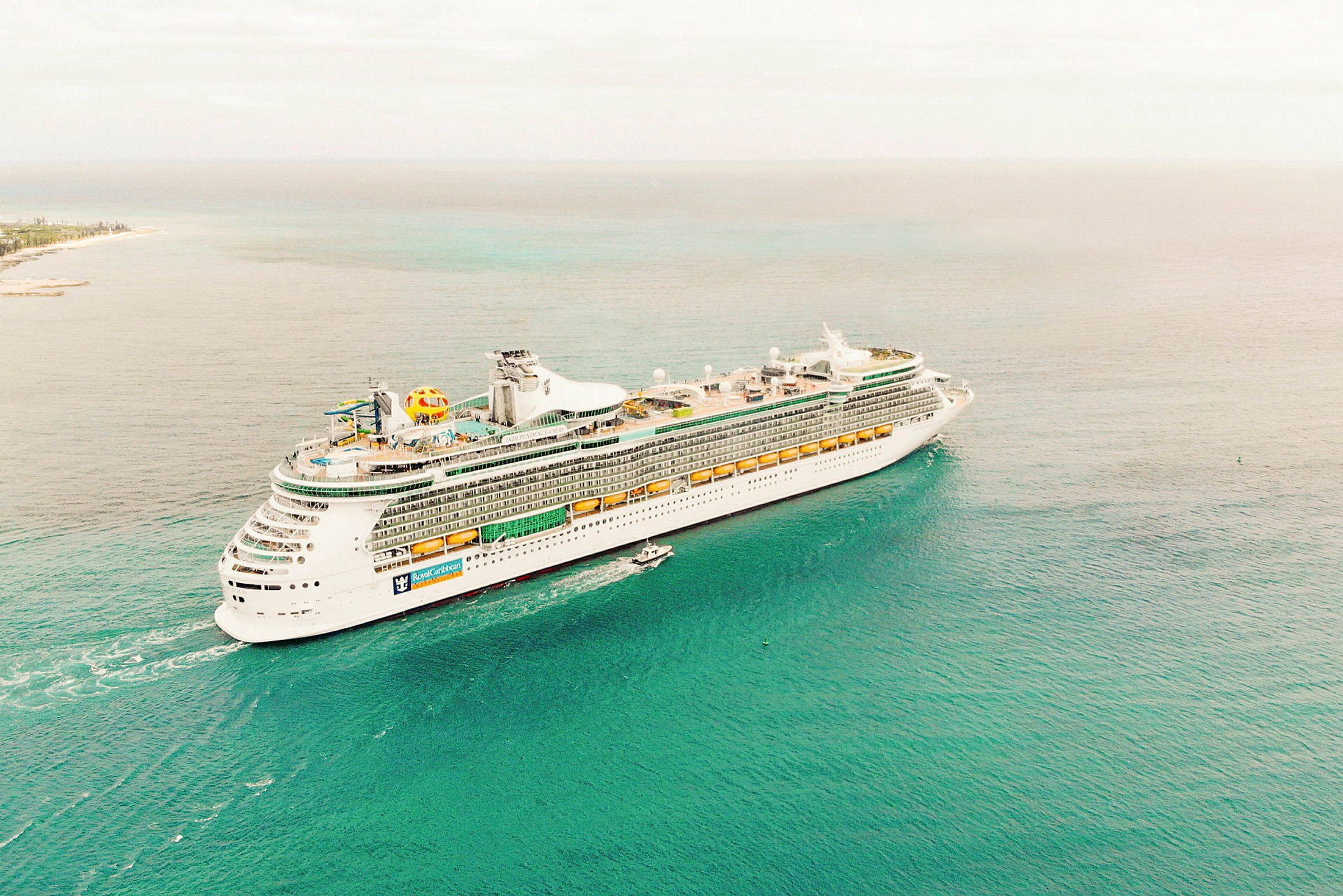 Et cruiseskip seiler på åpent vann. (AI-generert tekst)