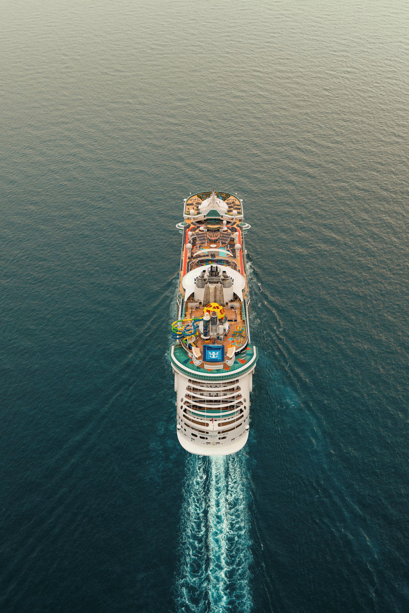 Cruiseskip sett ovenfra på åpent hav. (AI-generert tekst)