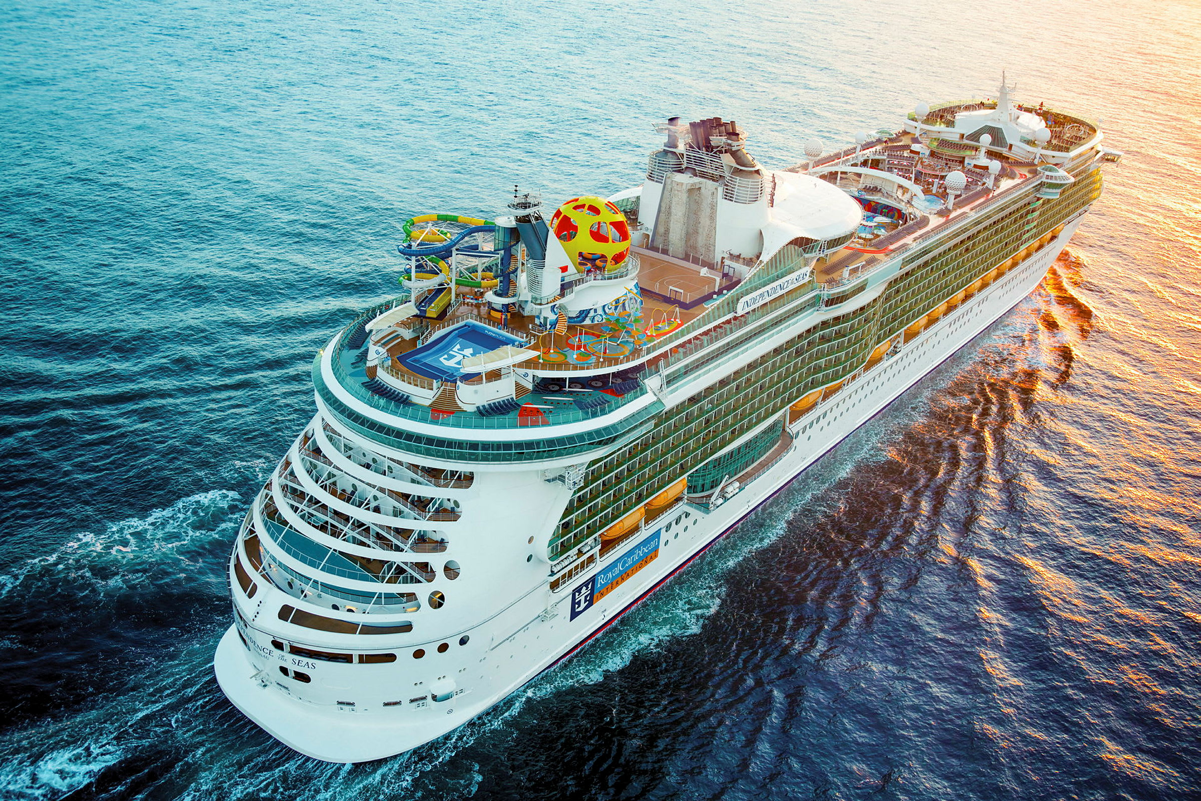 Stort cruiseskip på havet. (AI-generert tekst)