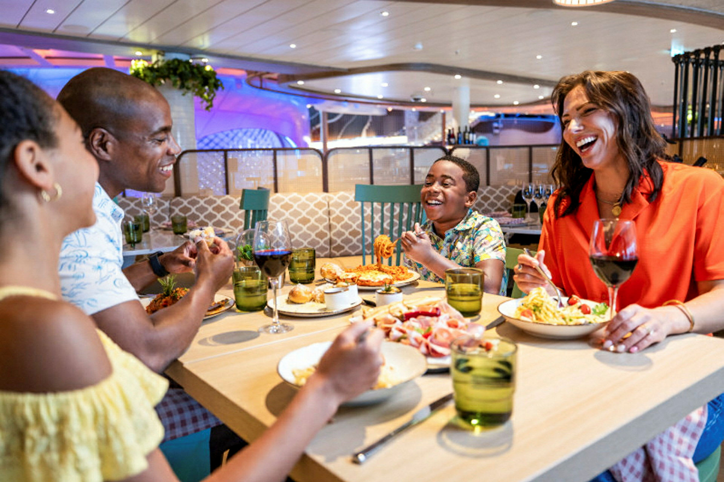 Et selskap spiser middag sammen ved et bord på en restaurant. (AI-generert tekst)