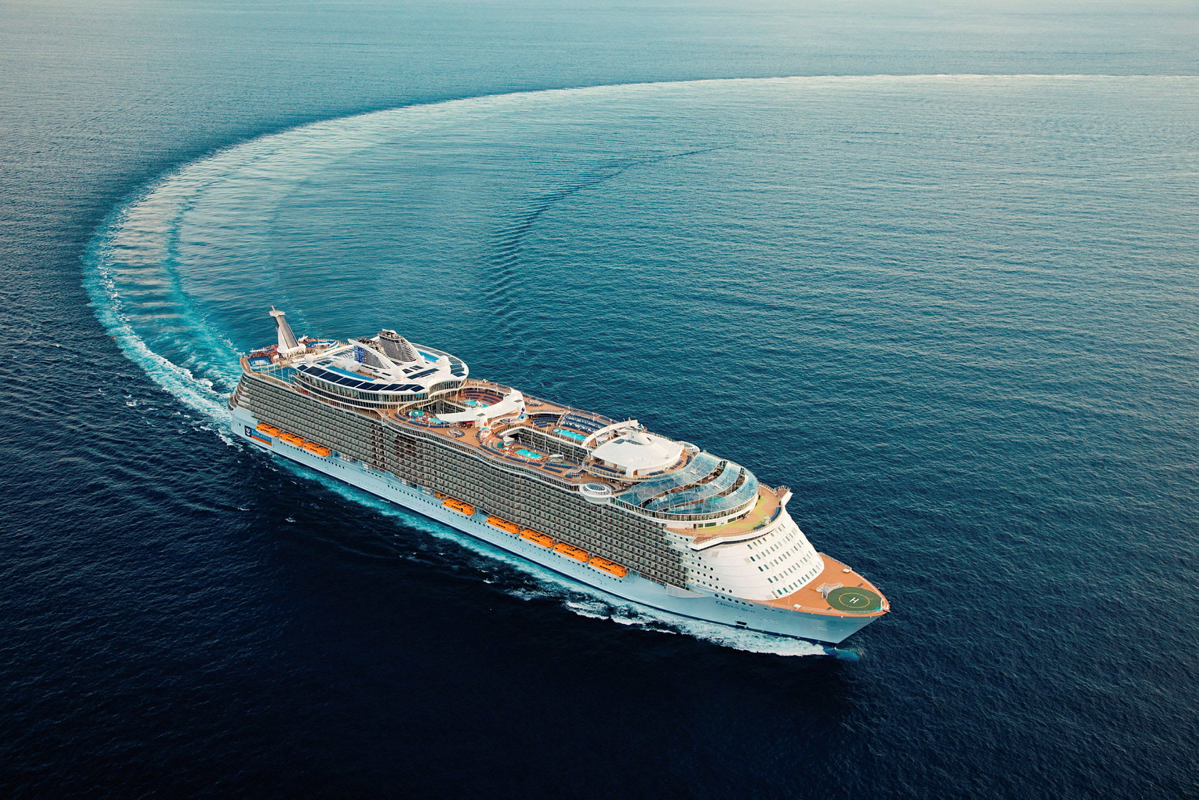 Et stort cruiseskip på åpent hav. (AI-generert tekst)
