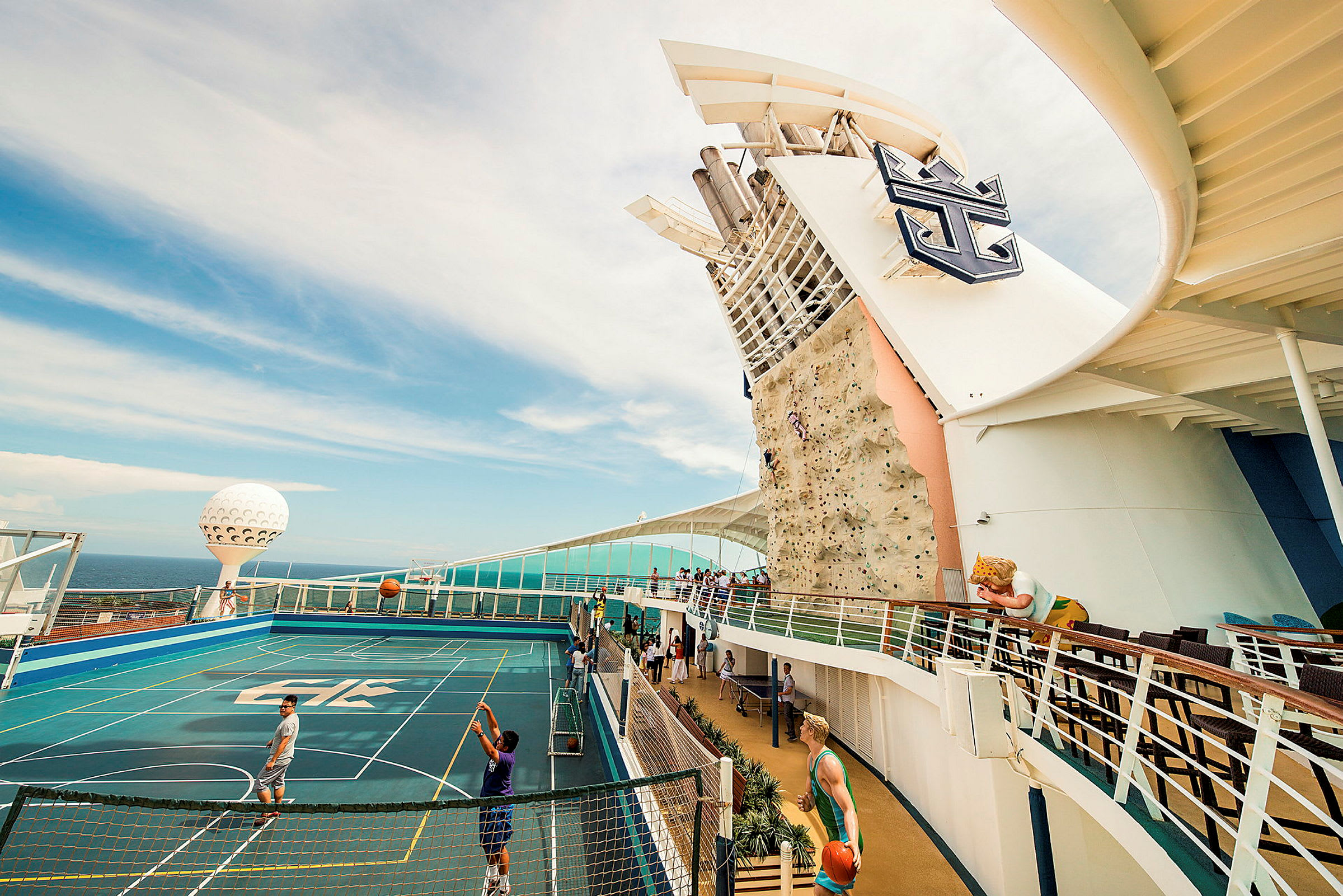 Sportområde på cruiseskip med basketballbane og klatrevegg. (AI-generert tekst)