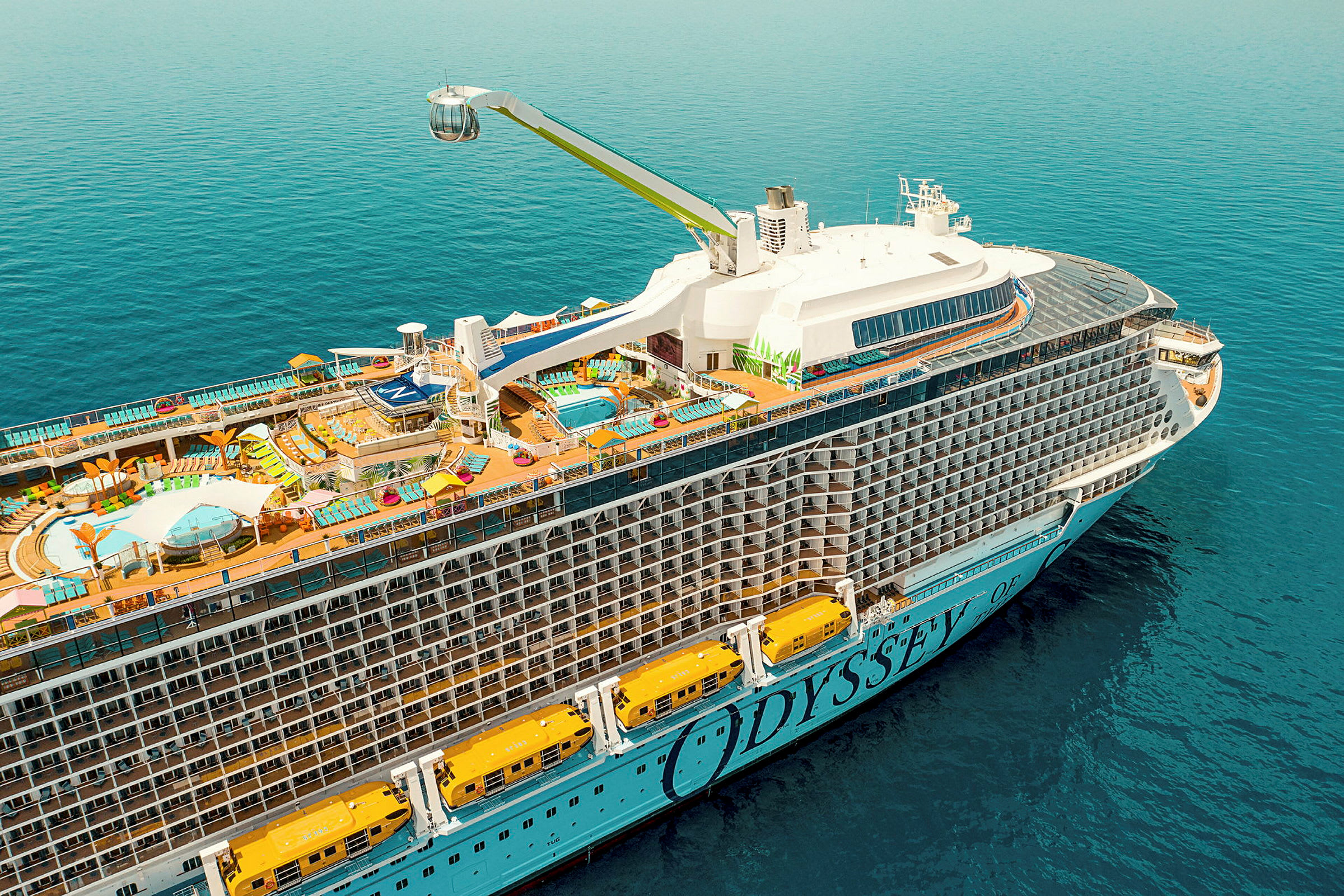 Et stort cruiseskip med bassenger og soldekk. (AI-generert tekst)