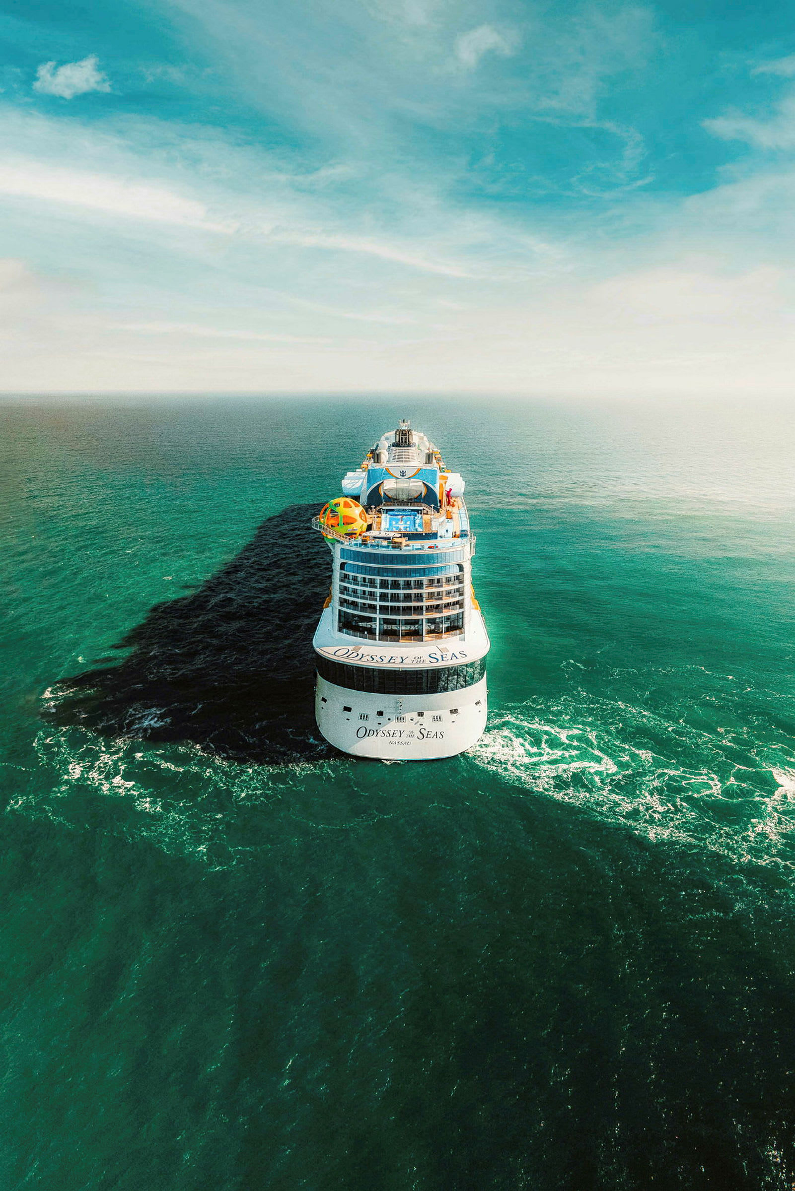 Cruiseskip på havet sett bakfra. (AI-generert tekst)