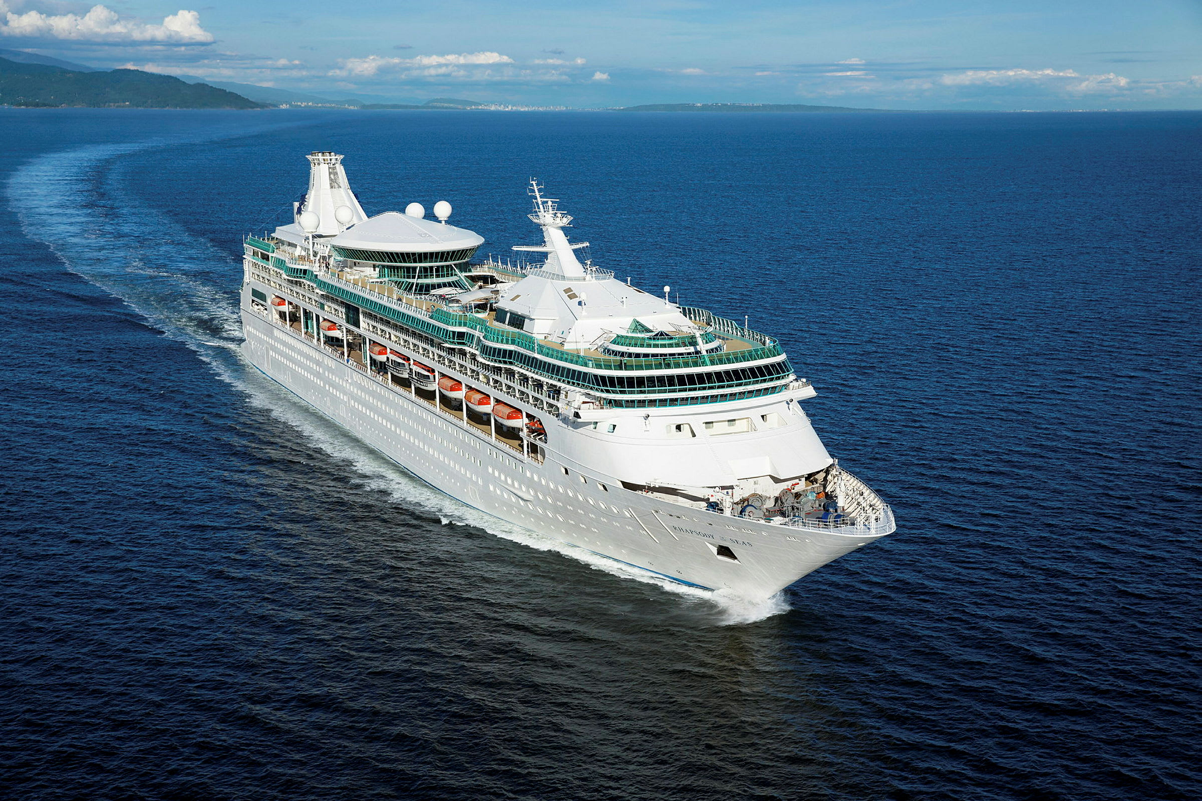 Et stort cruiseskip på havet. (AI-generert tekst)