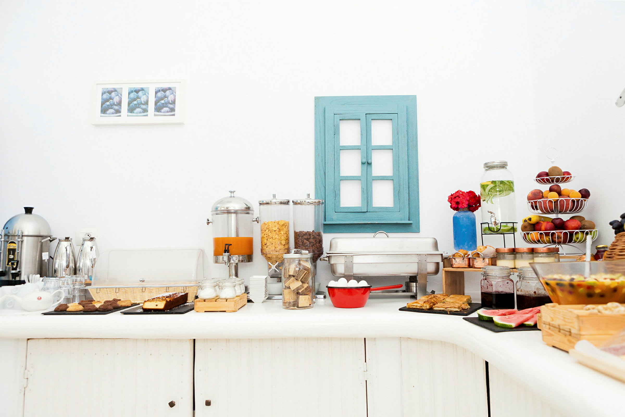 Bilde av et frokostbord med ulike matalternativer og drikkestasjoner. (AI-generert tekst)