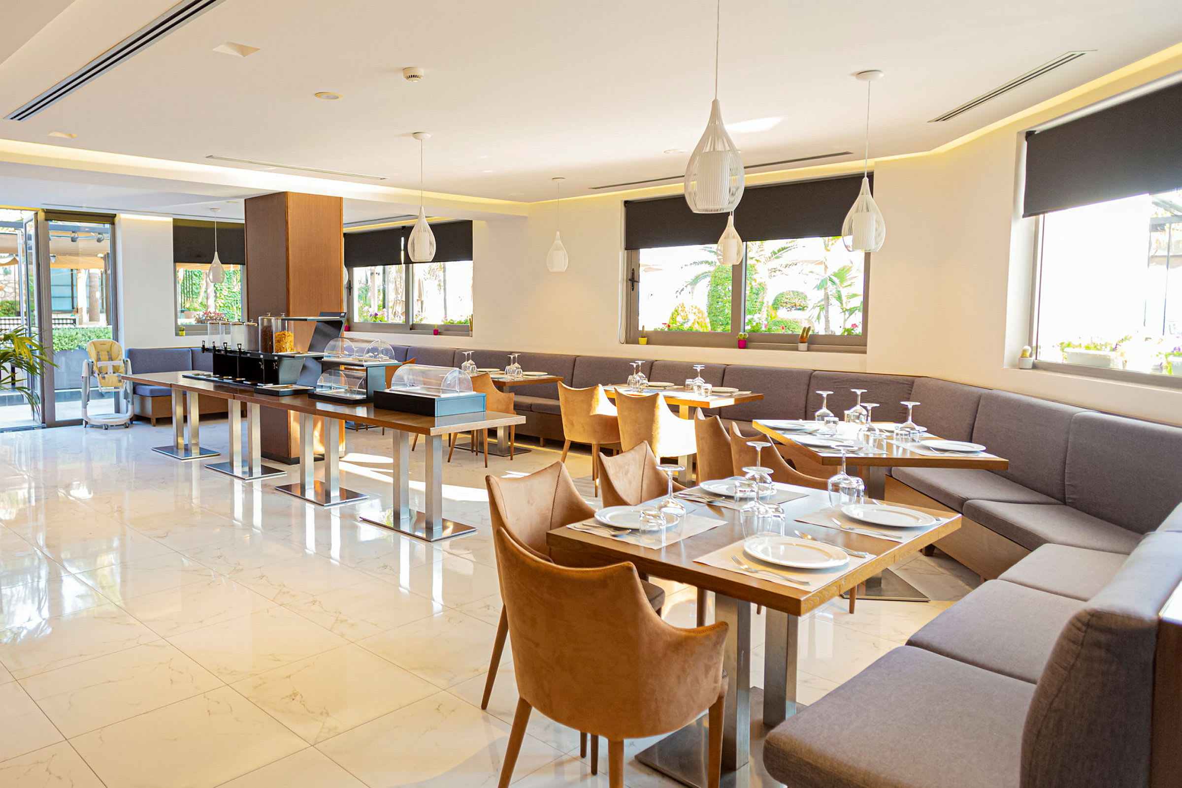Moderne restaurantmiljø med bord, stoler og buffetstasjon. (AI-generert tekst)