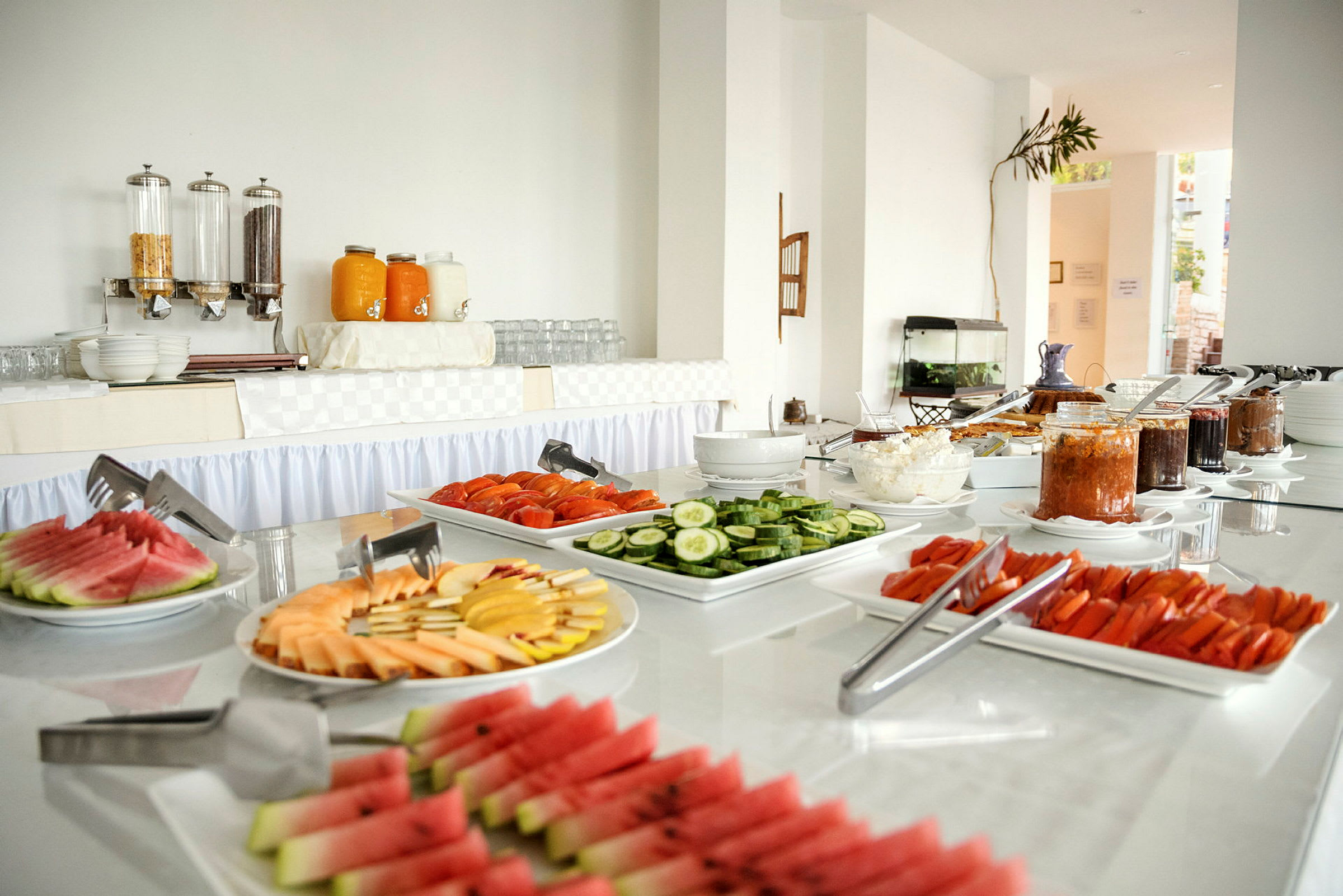 Buffetbord med fersk frukt, grønnsaker og tilbehør. (AI-generert tekst)