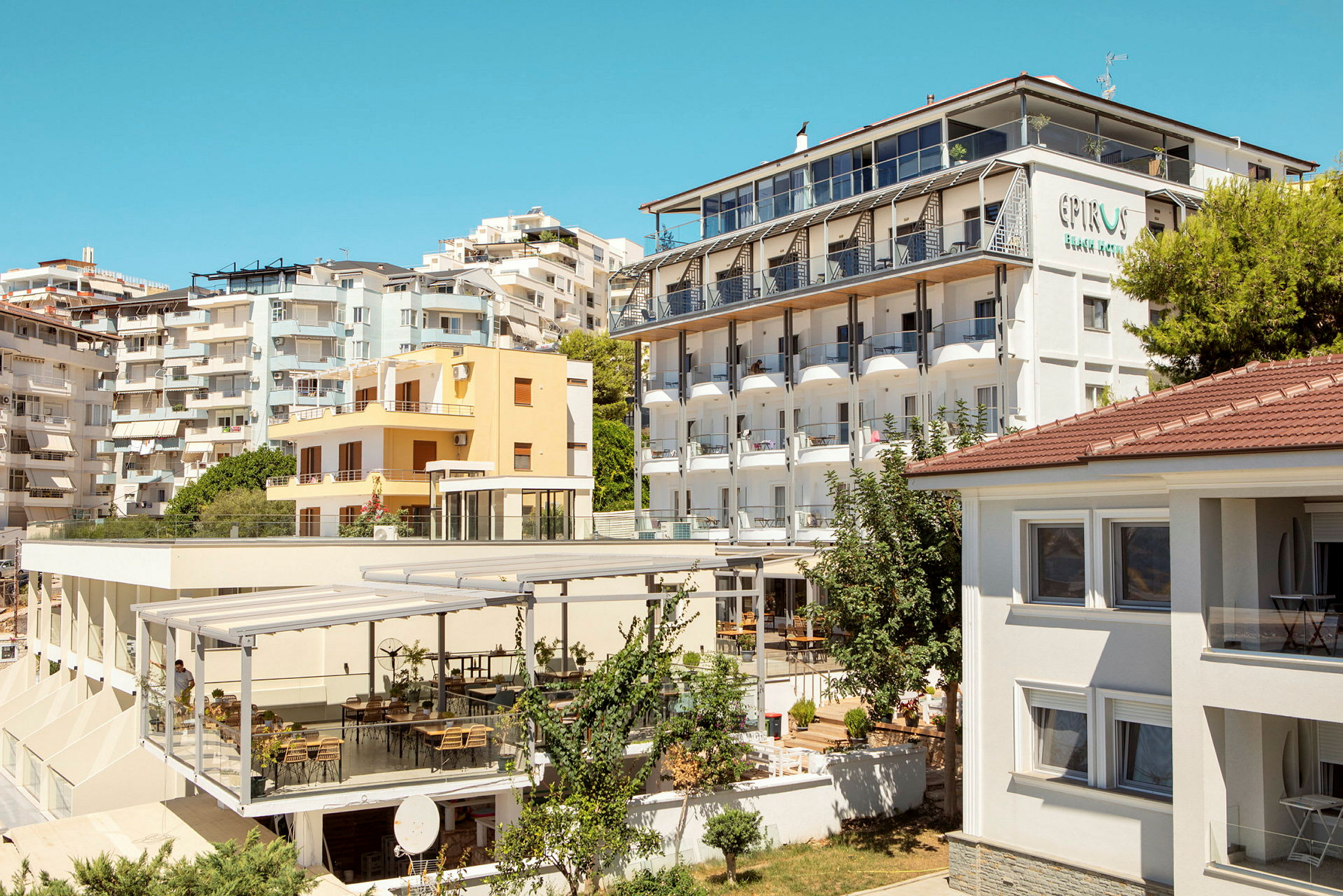 Utsikt over hotellbygg med balkonger og omkringliggende arkitektur. (AI-generert tekst)