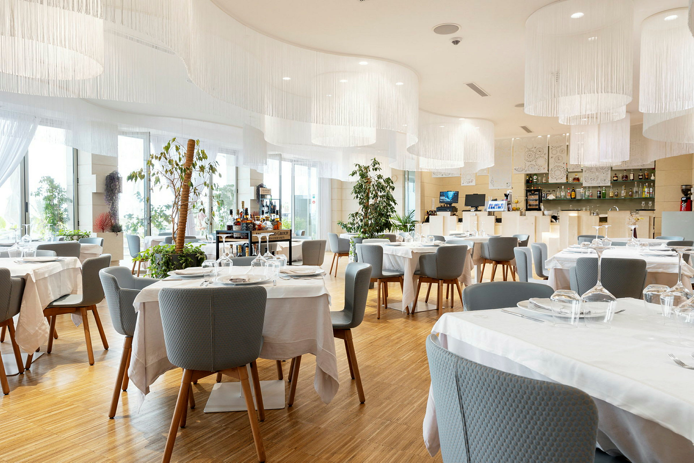 En elegant restaurant med dekkede bord og moderne interiør. (AI-generert tekst)