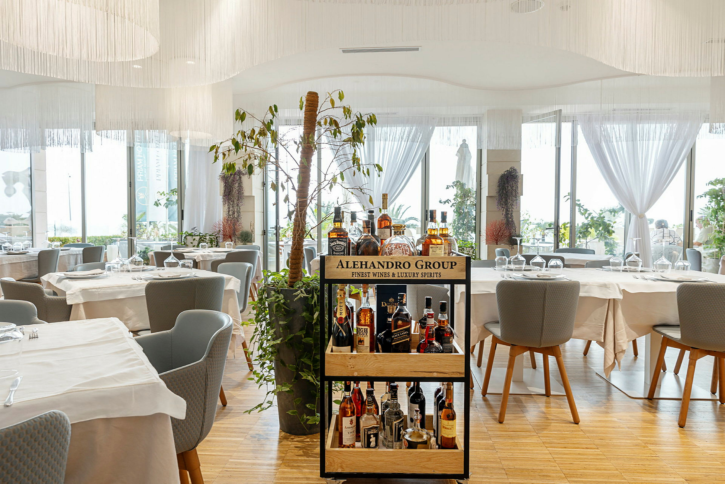 En elegant restaurant med en serveringsvogn fylt med flasker med vin og brennevin. (AI-generert tekst)