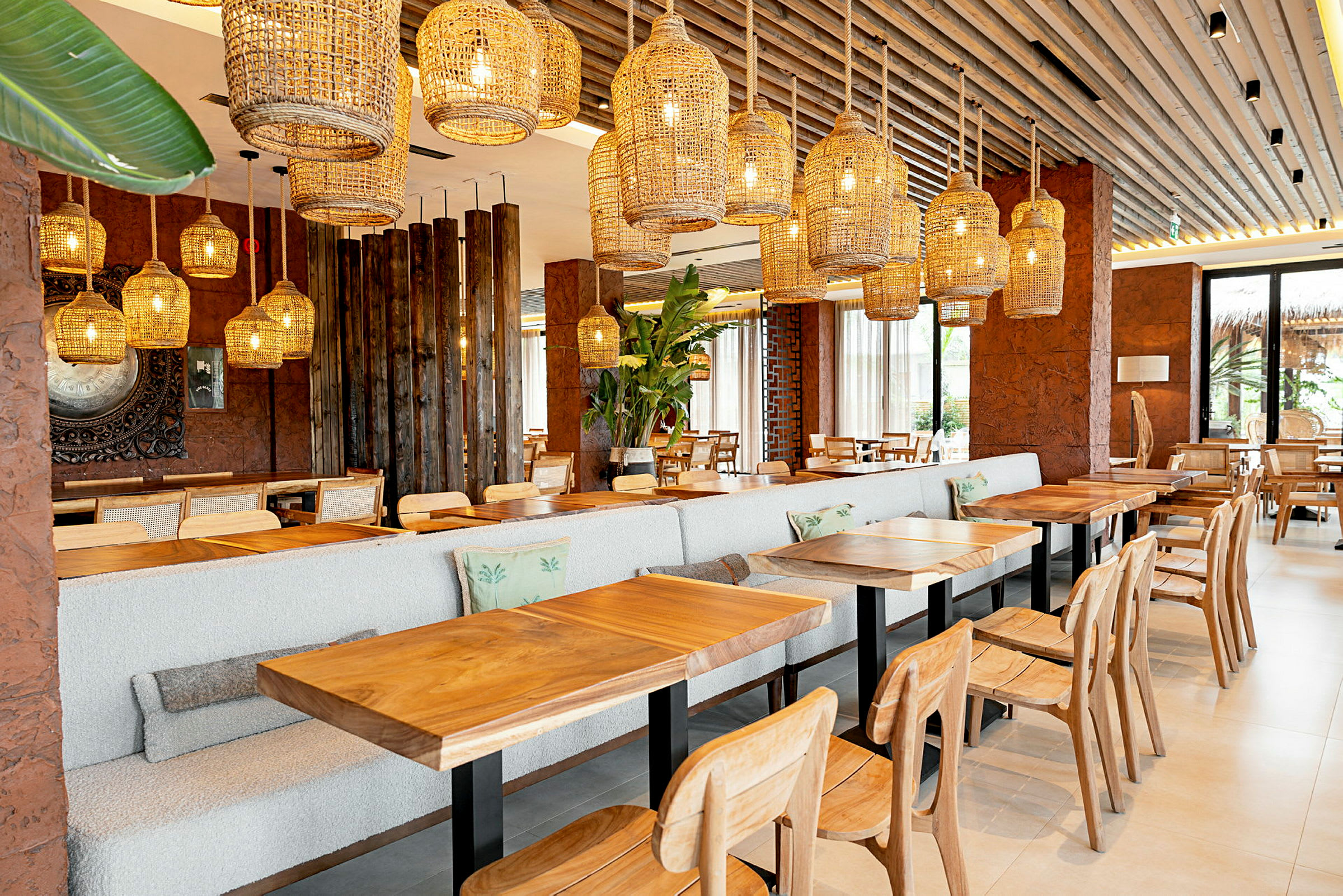 Restaurant med trebord, stoler og dekorative lamper. (AI-generert tekst)