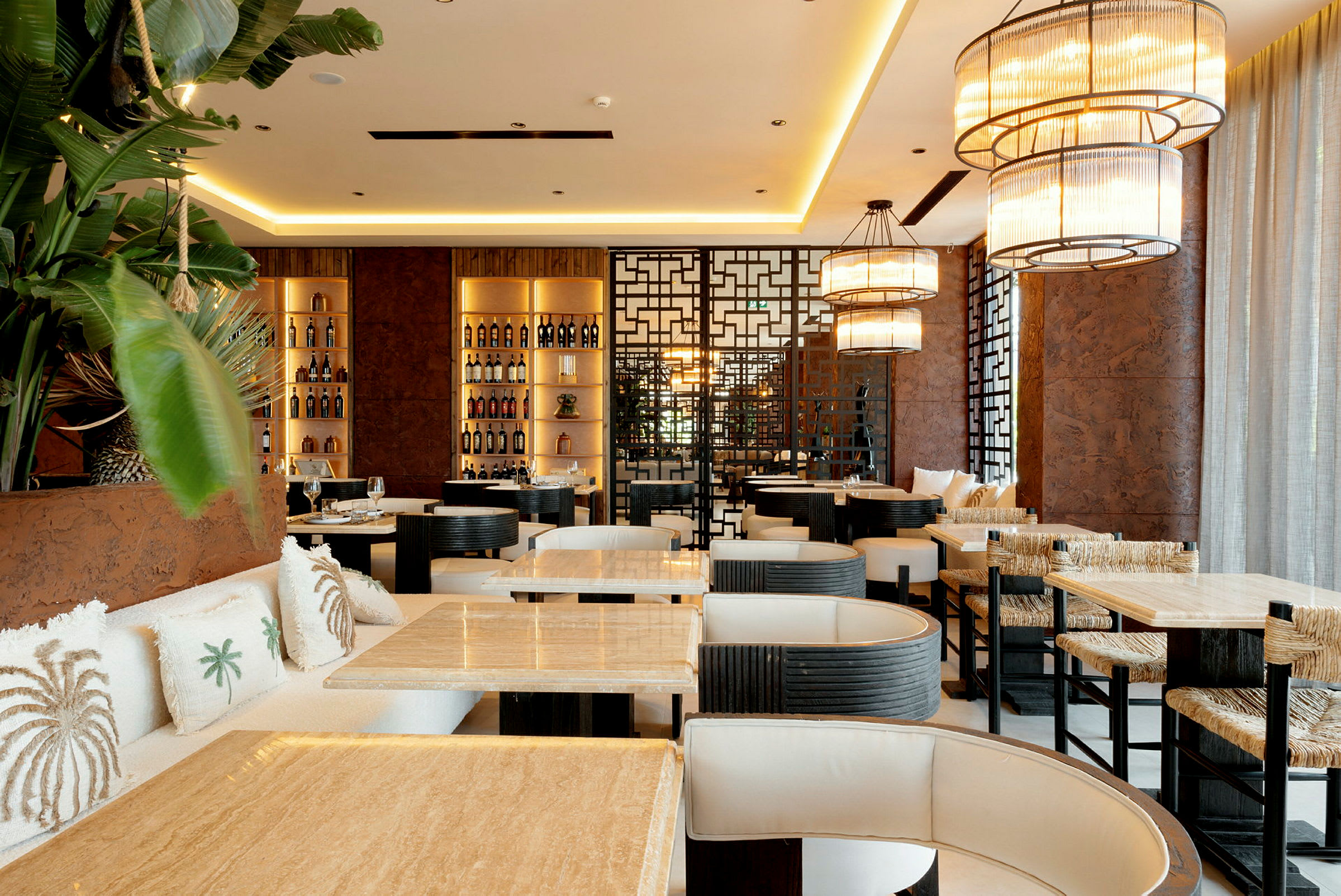 Interiør av en elegant restaurant med sitteplasser og dekorative lamper. (AI-generert tekst)