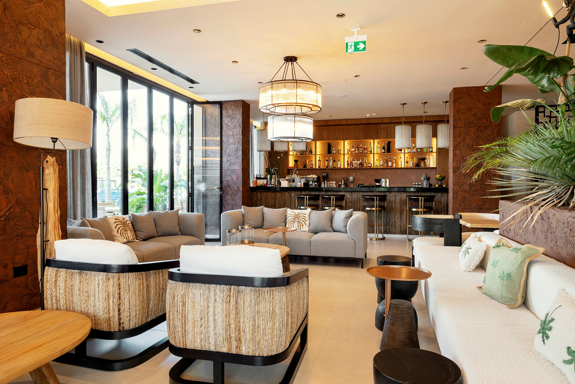 Et moderne hotellbarområde med sitteplasser, sofaer og belysning. (AI-generert tekst)