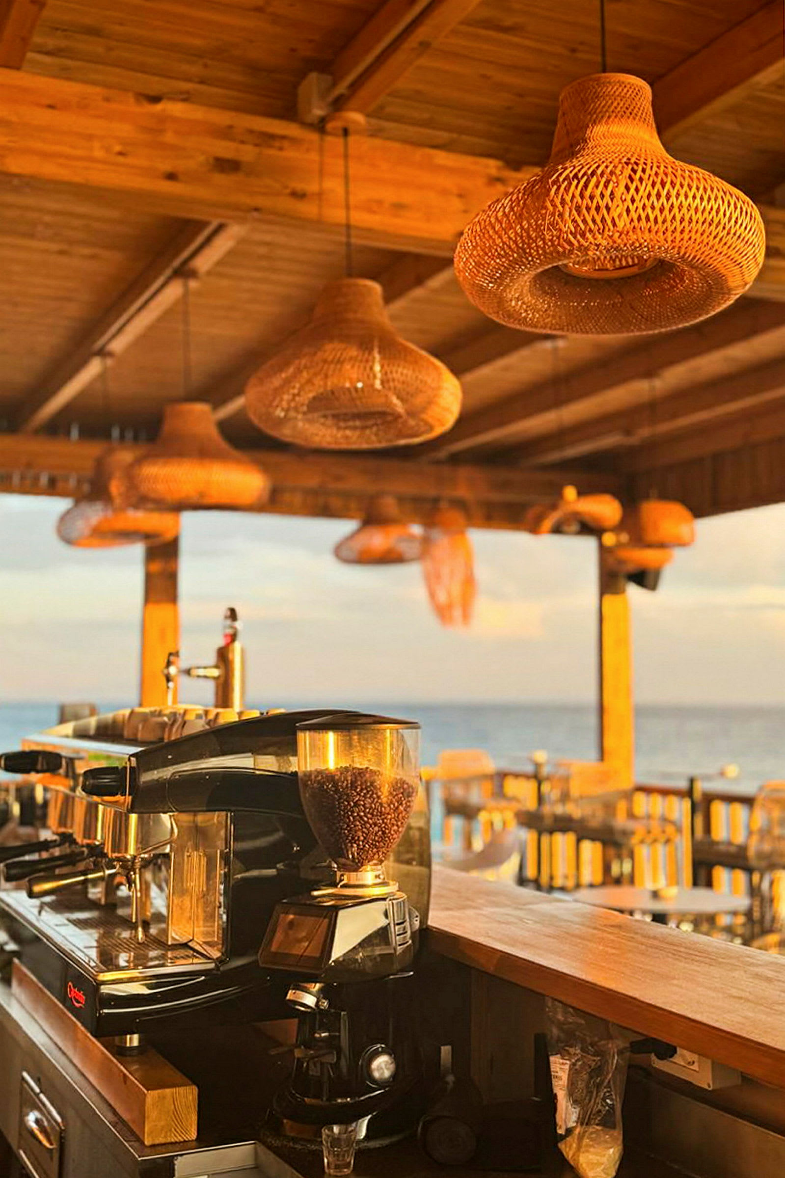 En kaffemaskin i et treinnredet miljø med utsikt mot havet. (AI-generert tekst)