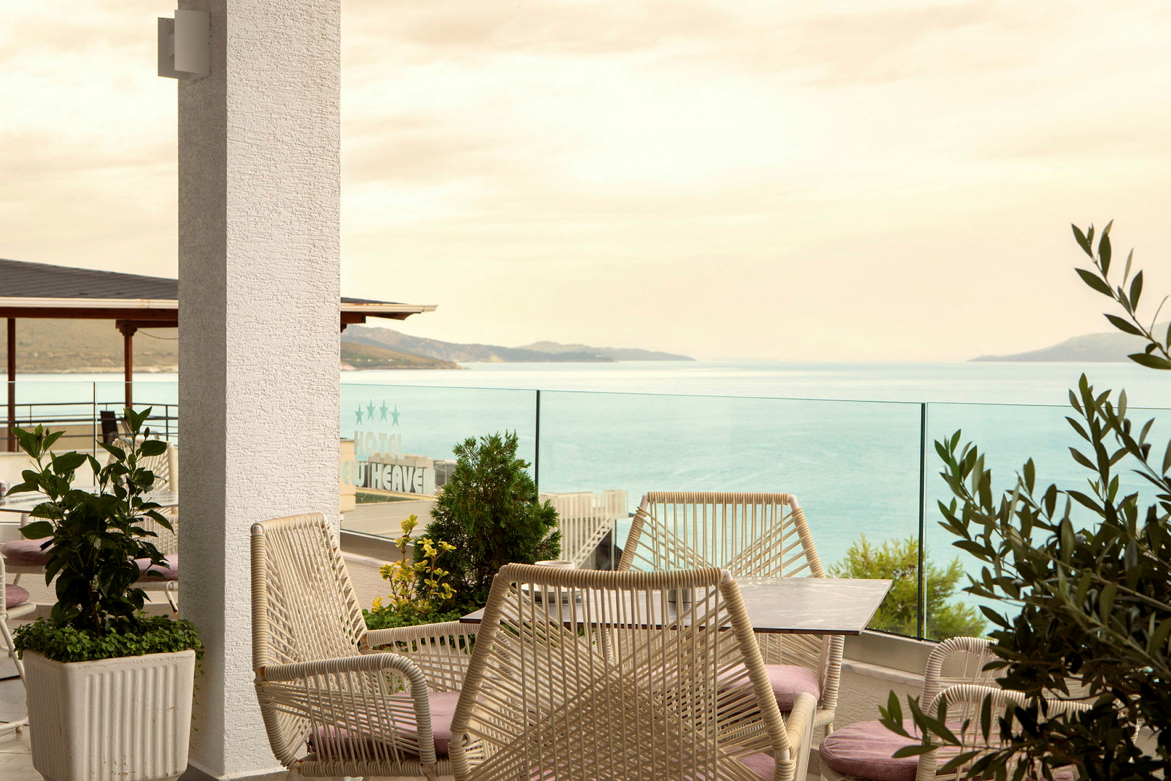En terrasse med utemøbler og utsikt over havet. (AI-generert tekst)