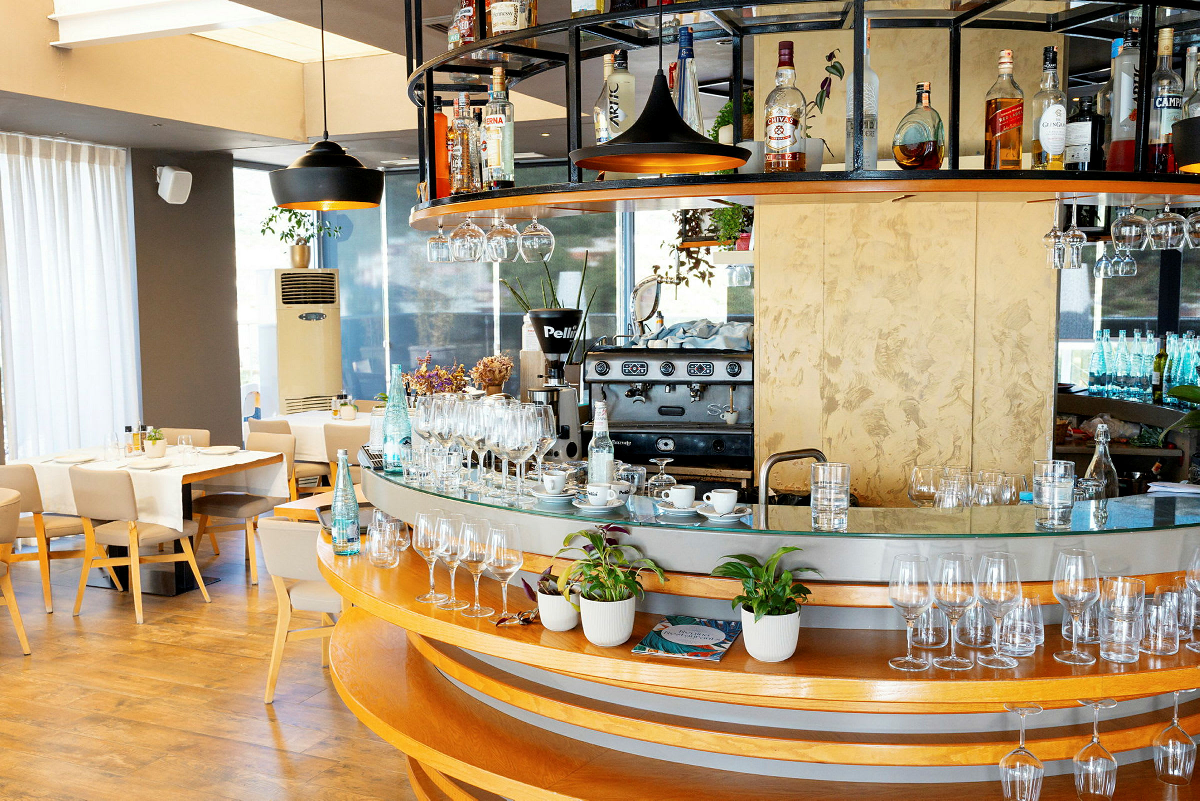 Moderne kafé med bardisk og spisebord. (AI-generert tekst)