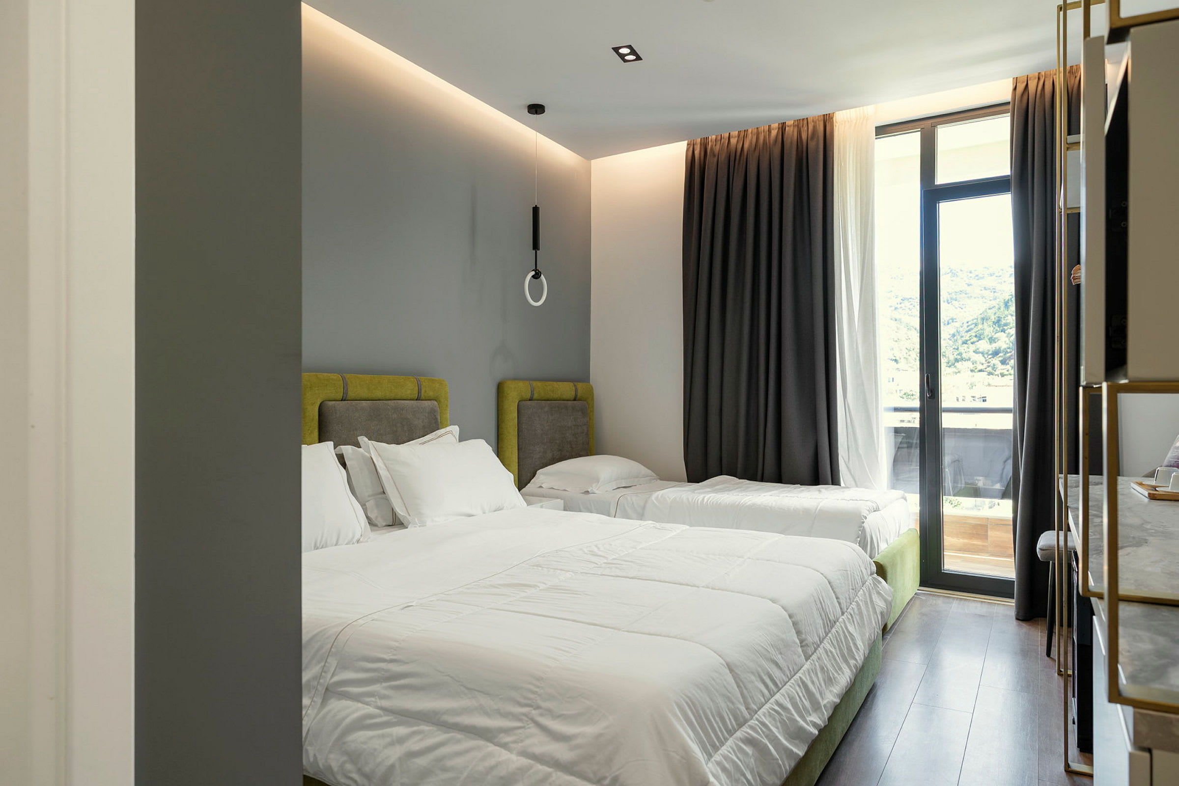 Hotellrom med to senger og moderne innredning. (AI-generert tekst)