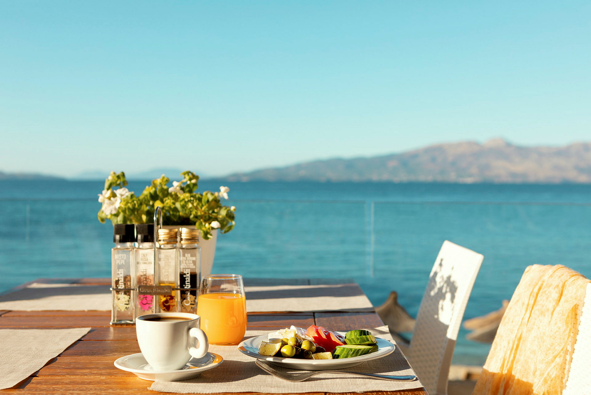 En frokost på et bord med utsikt over havet. (AI-generert tekst)