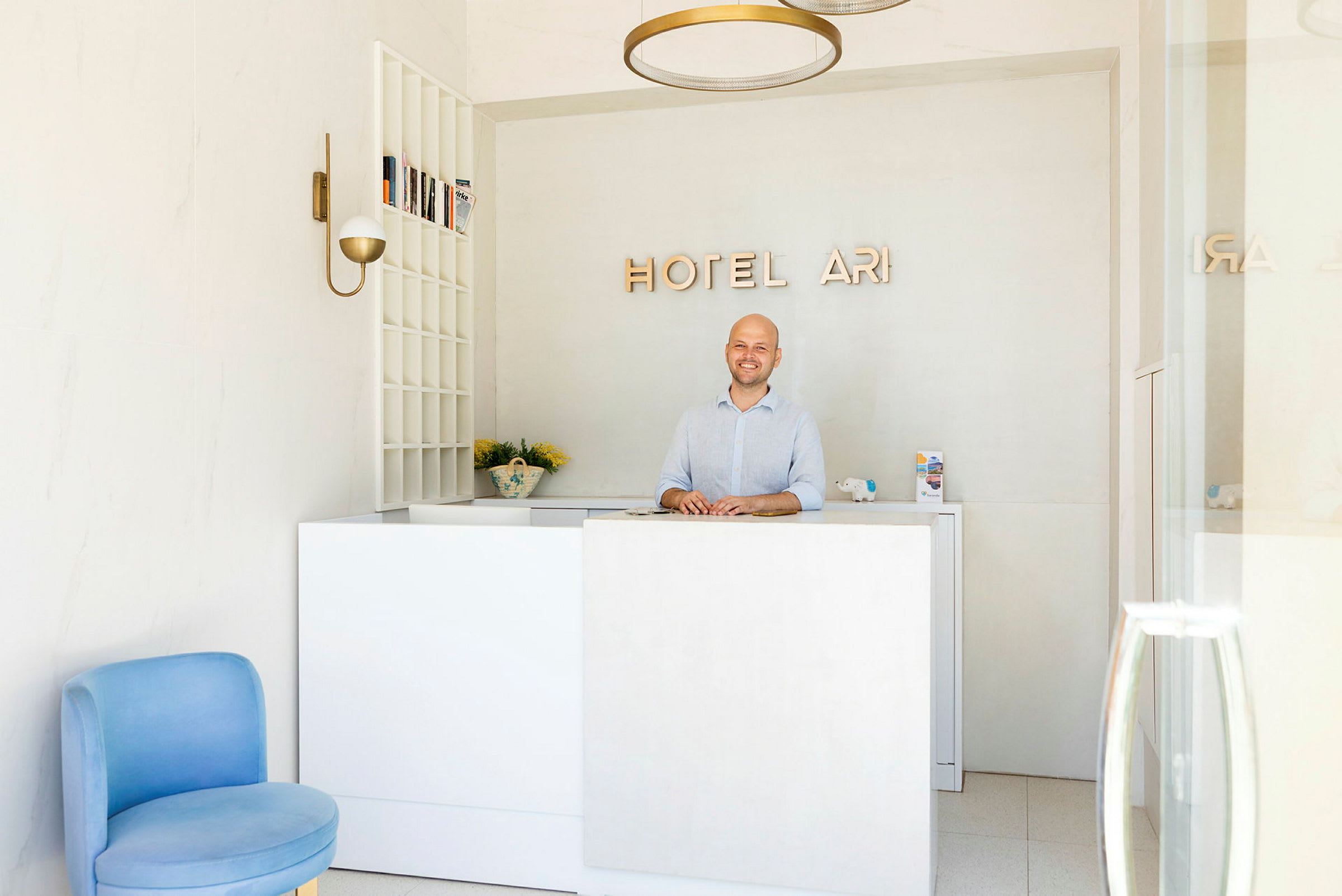 Hotellets eier, Ari